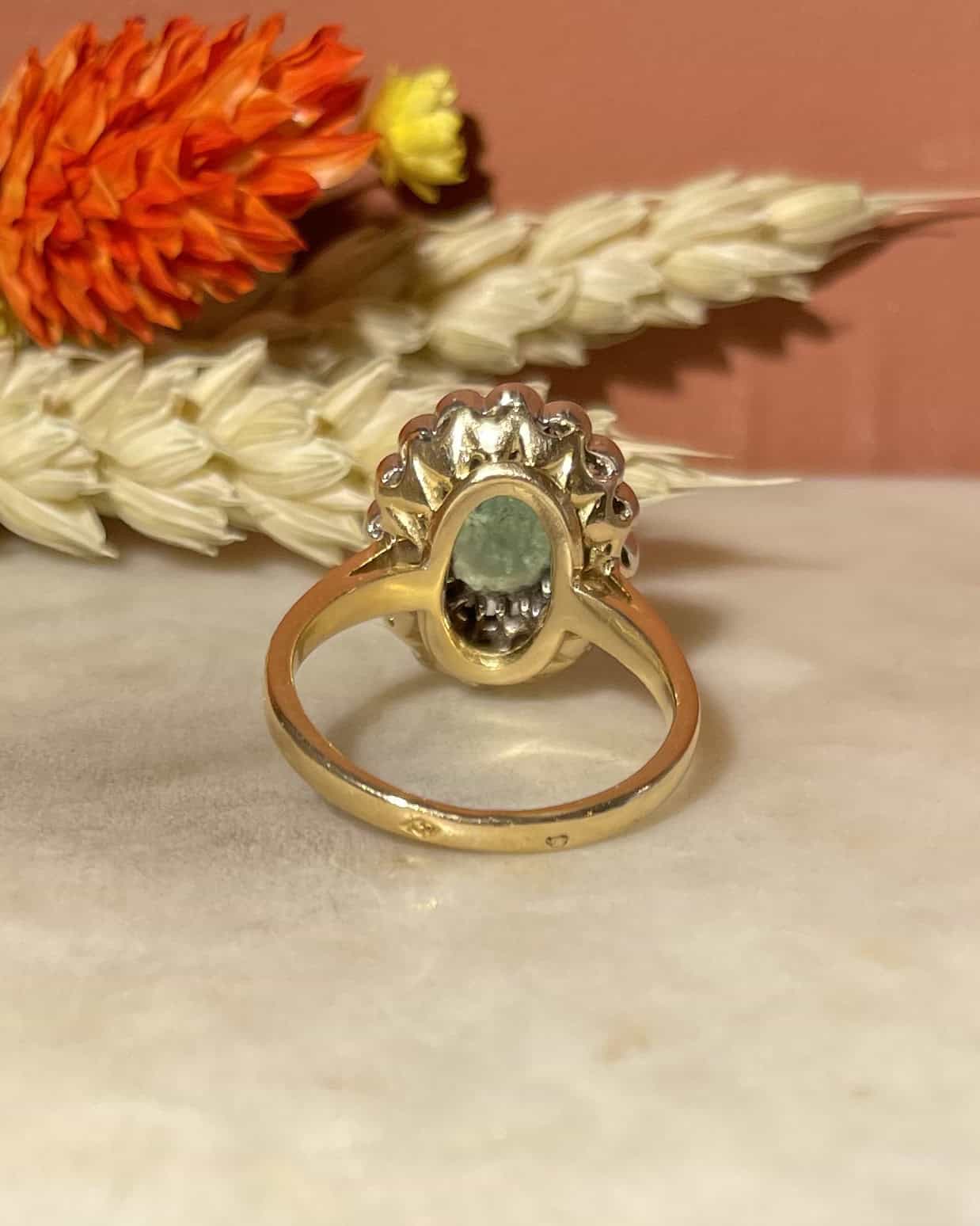 Bague Marguerite Émeraude 1.65 carat & 16 Diamants "Hanya" - Elliade Paris