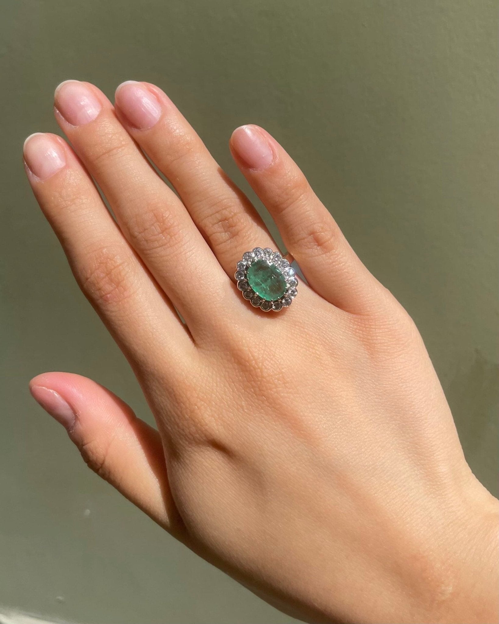 Bague Marguerite Émeraude 1.65 carat & 16 Diamants "Hanya" - Elliade Paris