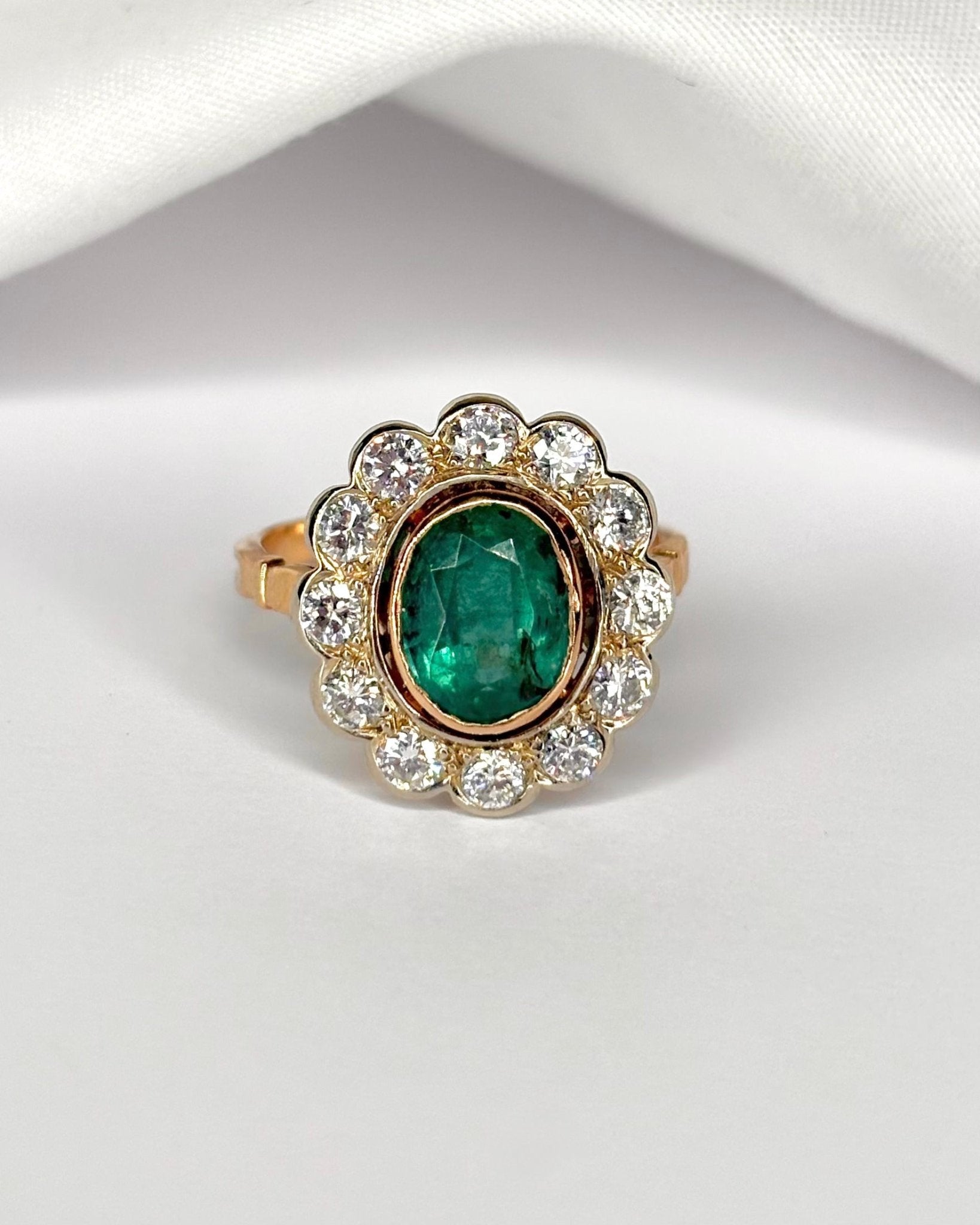 Bague Marguerite Émeraude 1.80 carat & Diamants 1.20 carat "Sophie" - Elliade Paris