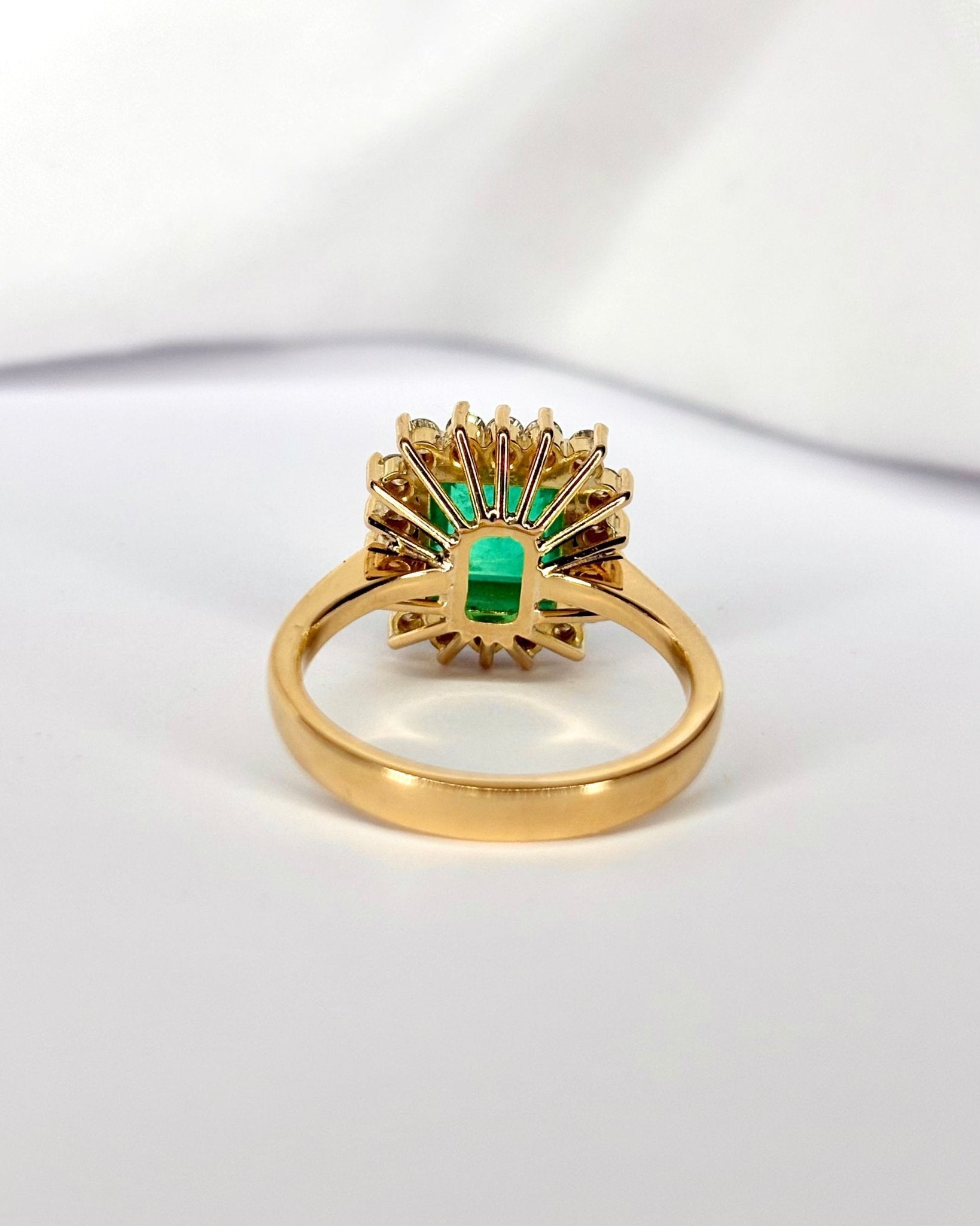 Bague Marguerite Emeraude 2.12 carats & Diamants "Monica" - Elliade Paris
