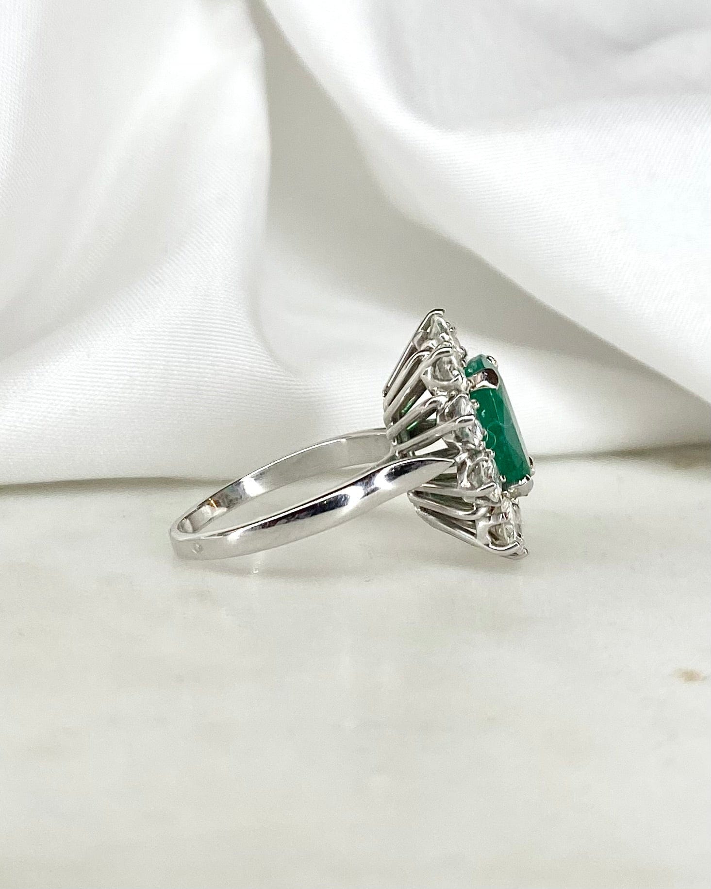 Bague Marguerite Émeraude 2.50 carats & Diamants 2.50 carats "Simone" - Elliade Paris