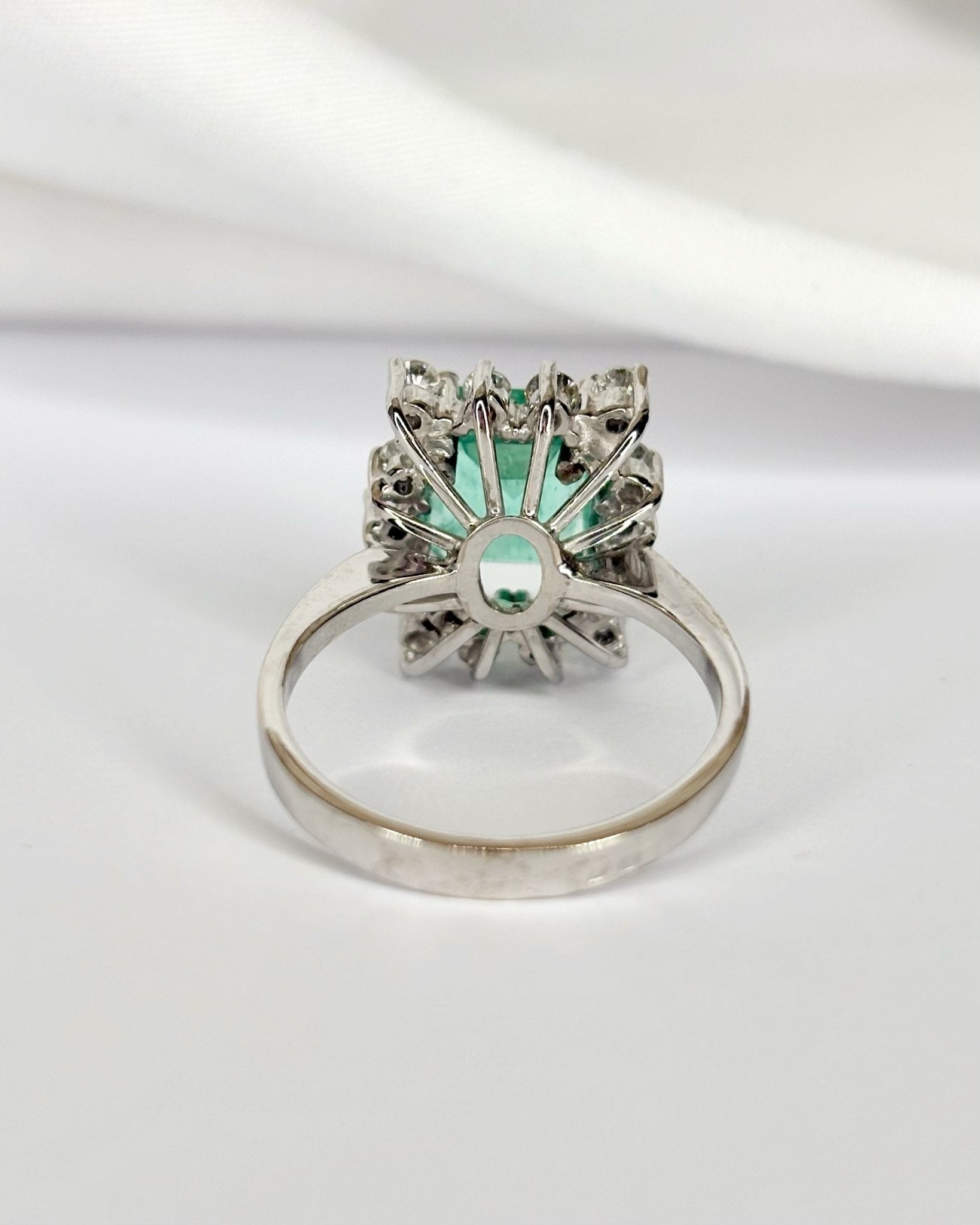 Bague Marguerite Émeraude 3 carats & Diamants 0.42 carat "Manuella" - Elliade Paris