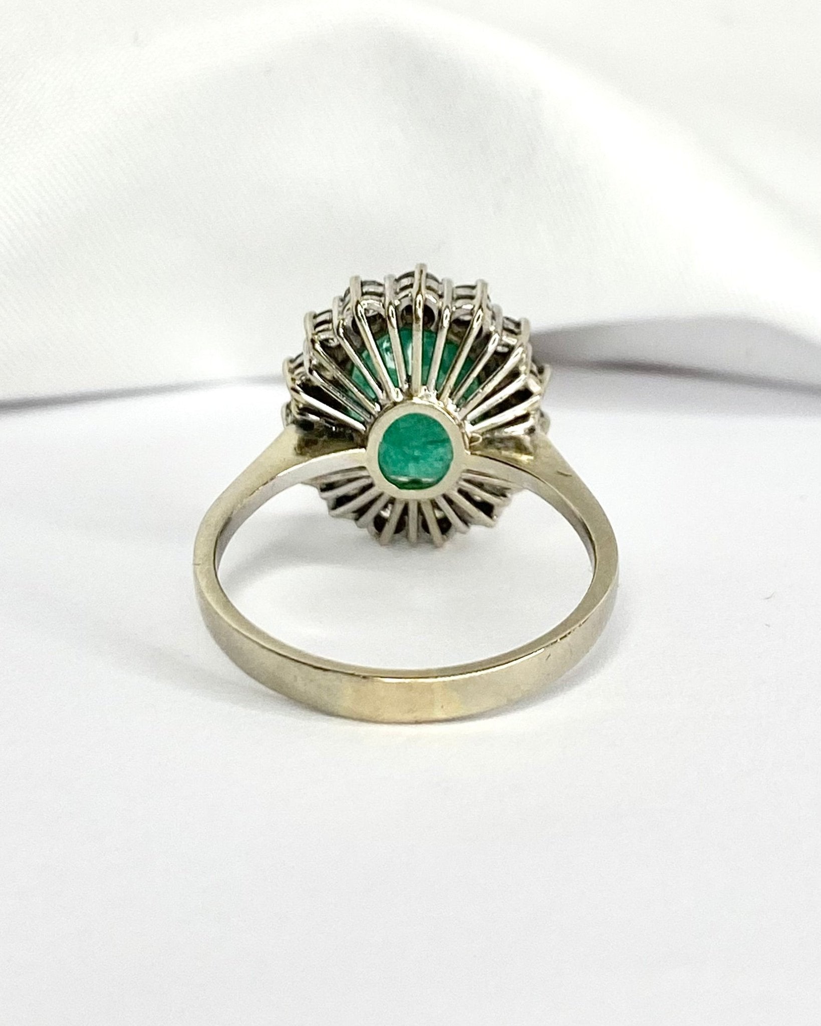 Bague Marguerite Émeraude 4 carats & Diamants 0.90 carat "Norah" - Elliade Paris