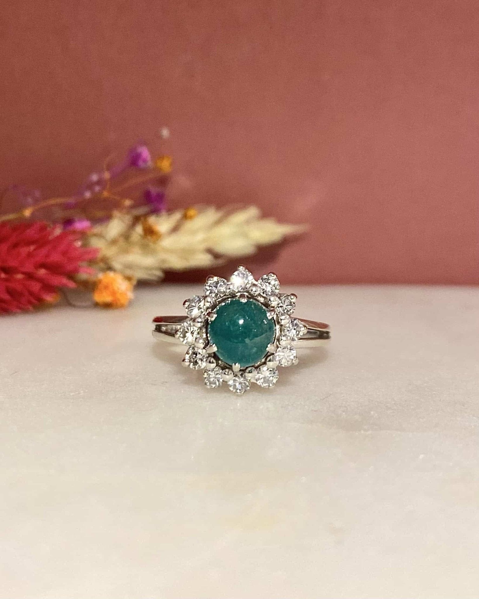 Bague Marguerite Émeraude Cabochon 1.10 Carat & Diamants "Esthere" - Elliade Paris