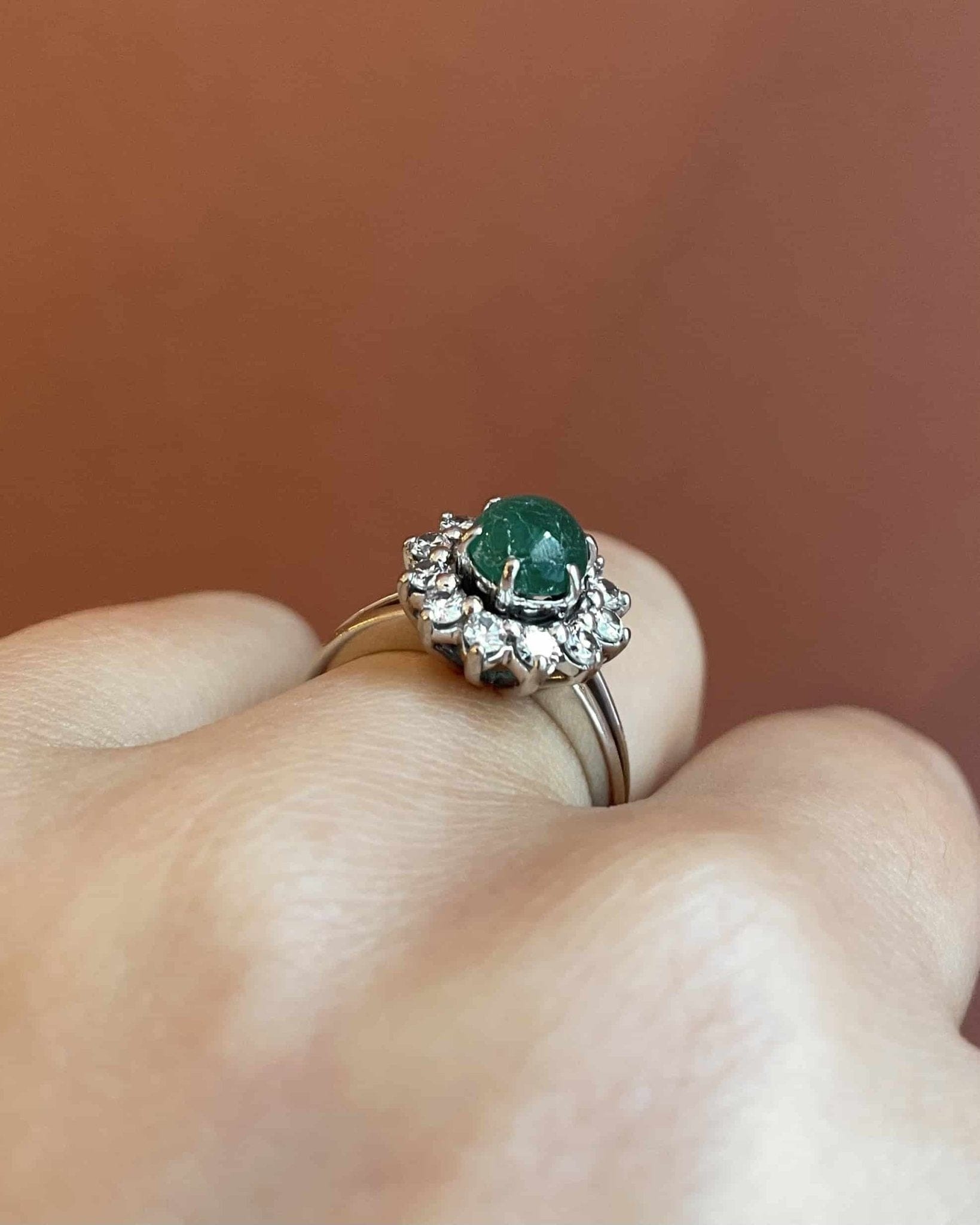 Bague Marguerite Émeraude Cabochon 1.10 Carat & Diamants "Esthere" - Elliade Paris