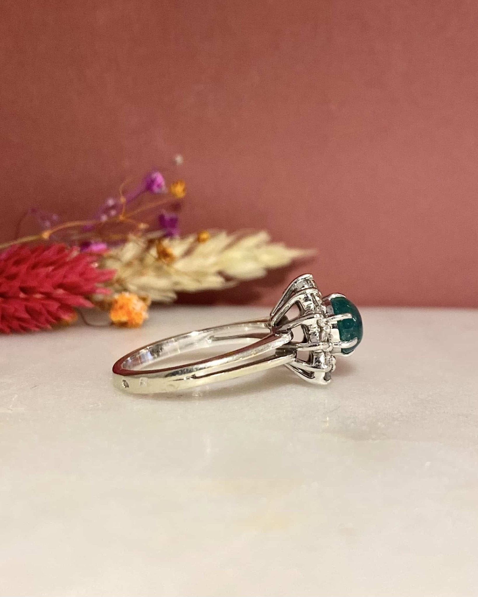 Bague Marguerite Émeraude Cabochon 1.10 Carat & Diamants "Esthere" - Elliade Paris