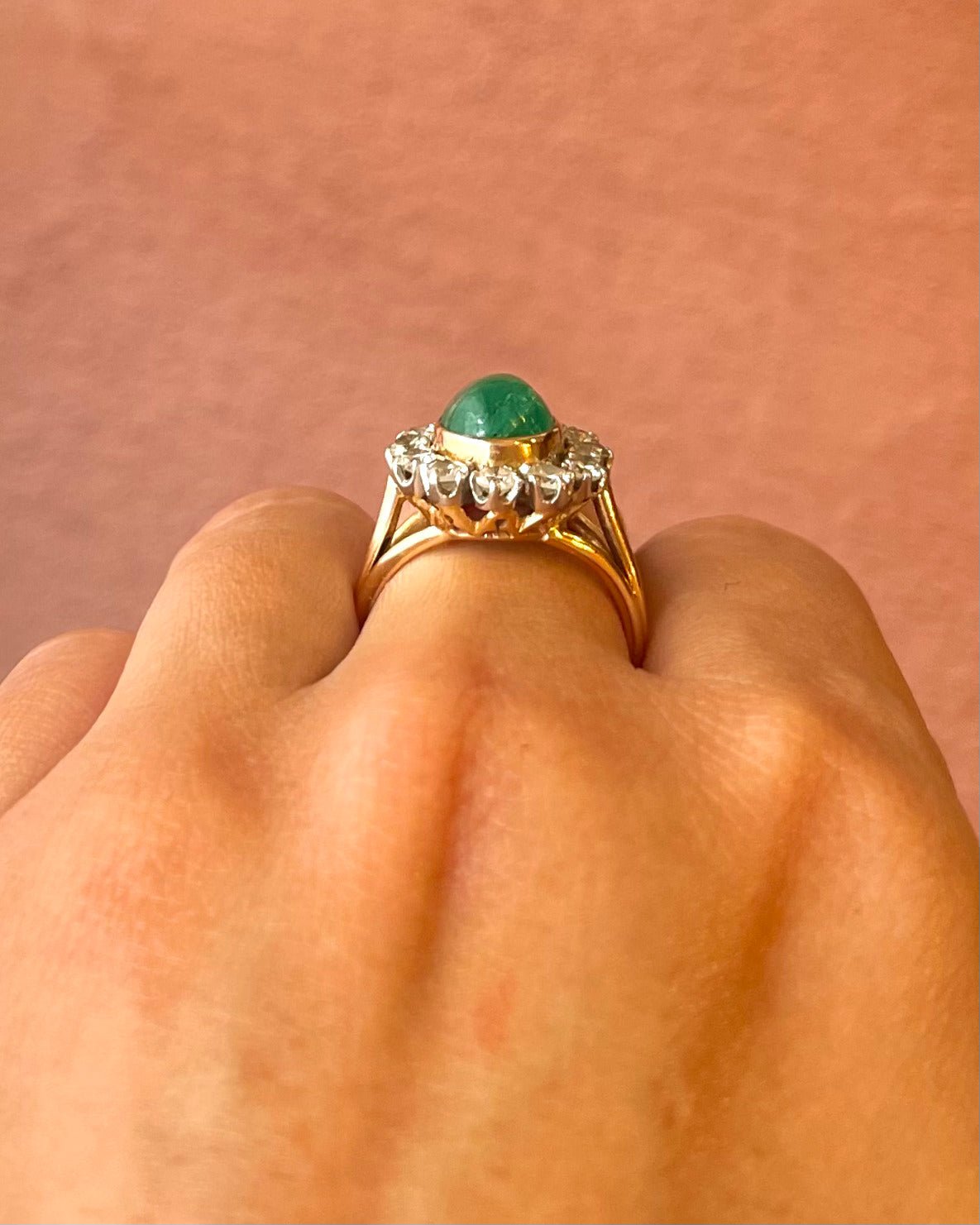 Bague Marguerite Émeraude Cabochon 3.15 carats & Diamants 0.84 carat "Aimée" - Elliade Paris