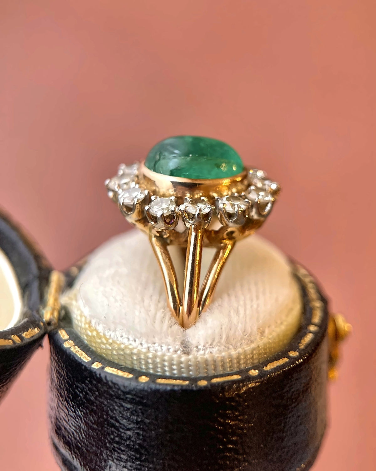 Bague Marguerite Émeraude Cabochon 3.15 carats & Diamants 0.84 carat "Aimée" - Elliade Paris