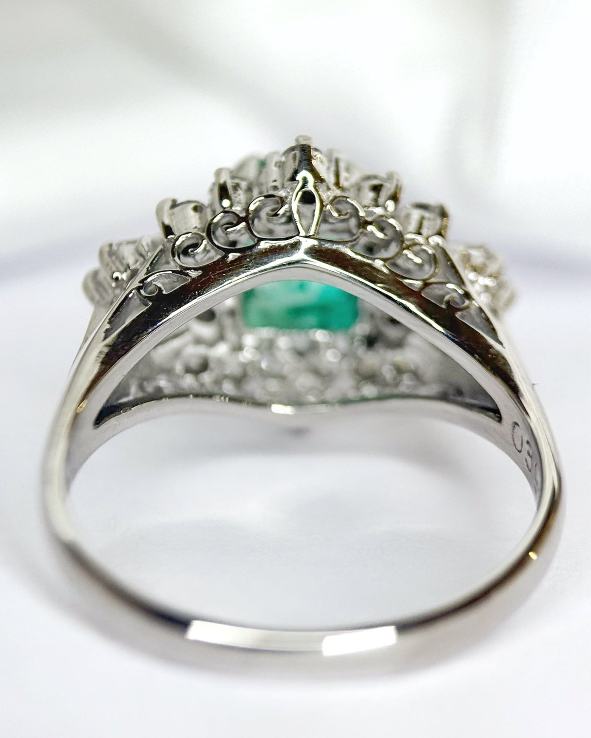 Bague Marguerite Émeraude Colombienne 0.81 carat & Diamants 0.39 carat "Laetitia" - Elliade Paris