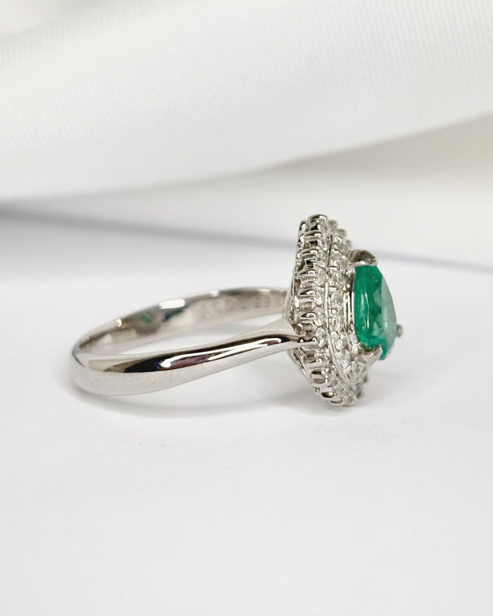 Bague Marguerite Émeraude Colombienne 0.86 carat & Diamants 0.36 carat "Mathilda" - Elliade Paris