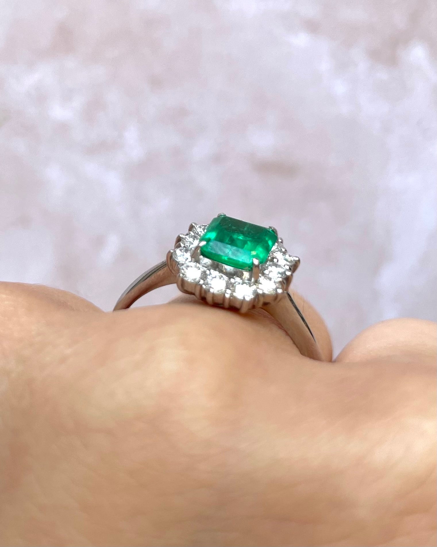 Bague Marguerite Émeraude Colombienne 0.86 carat, Diamants 0.48 carat & Platine 4.82g "Theophanie" - Elliade Paris
