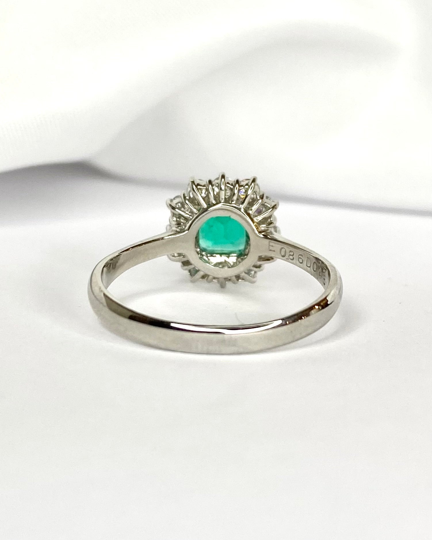 Bague Marguerite Émeraude Colombienne 0.86 carat, Diamants 0.48 carat & Platine 4.82g "Theophanie" - Elliade Paris