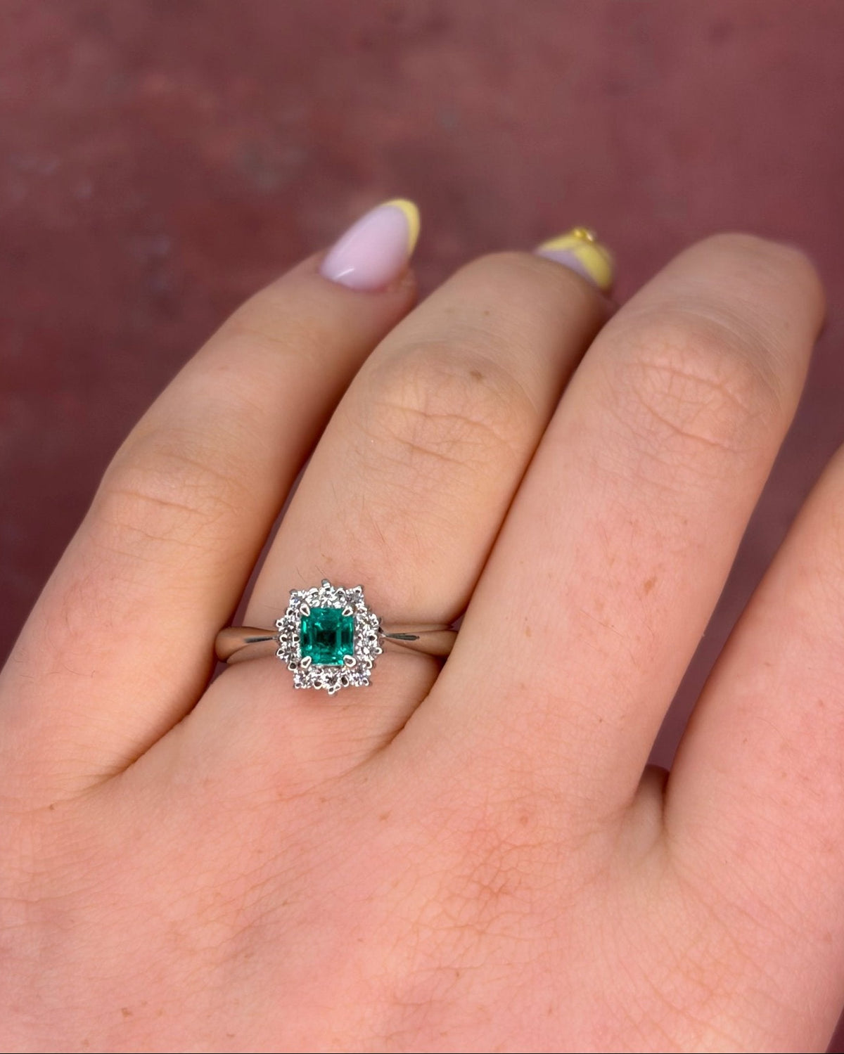 Bague Marguerite Émeraude de Colombie & Diamants 0.27 carat "Gabrielle" - Elliade Paris