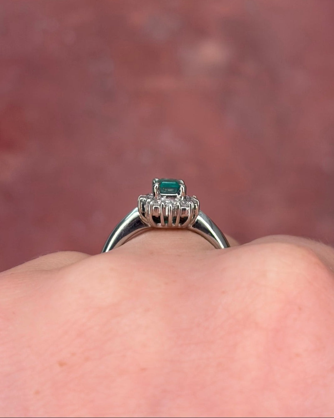 Bague Marguerite Émeraude de Colombie & Diamants 0.27 carat "Gabrielle" - Elliade Paris
