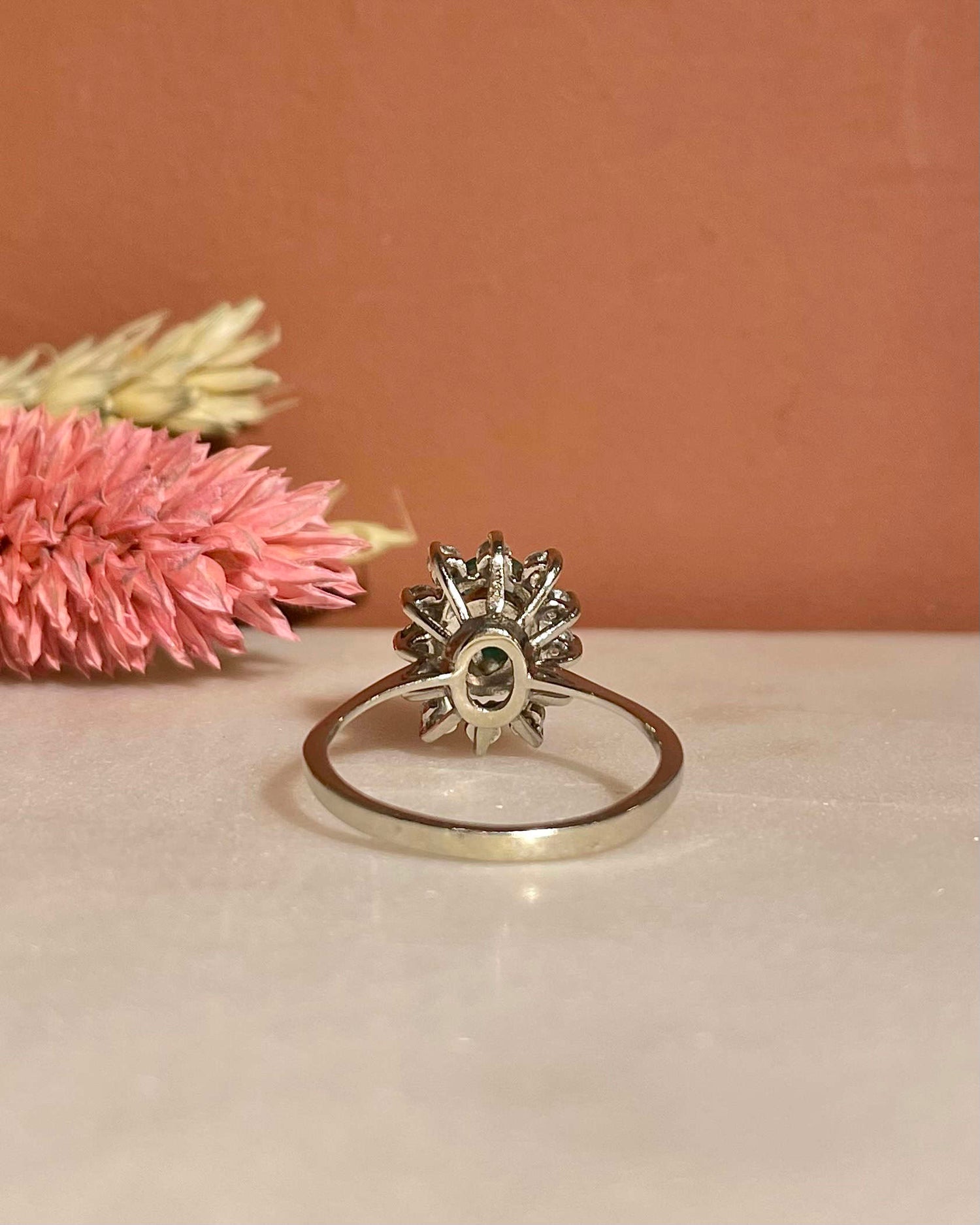 Anillo "Niya" con margaritas de esmeralda y diamantes de 0,70 quilates