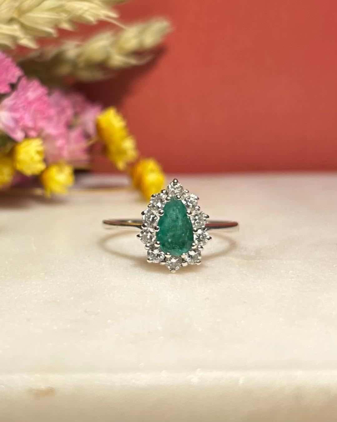 Bague Marguerite Émeraude 0.90 carat & Diamants "Péria" - Elliade Paris