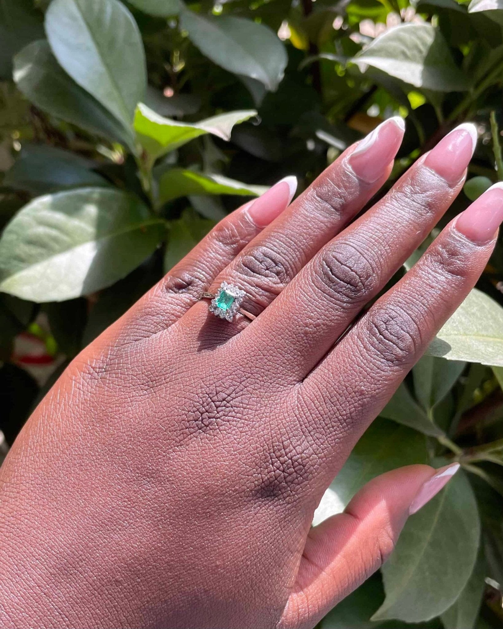 Bague Marguerite Émeraude et 14 Diamants "Emrae" - Elliade Paris