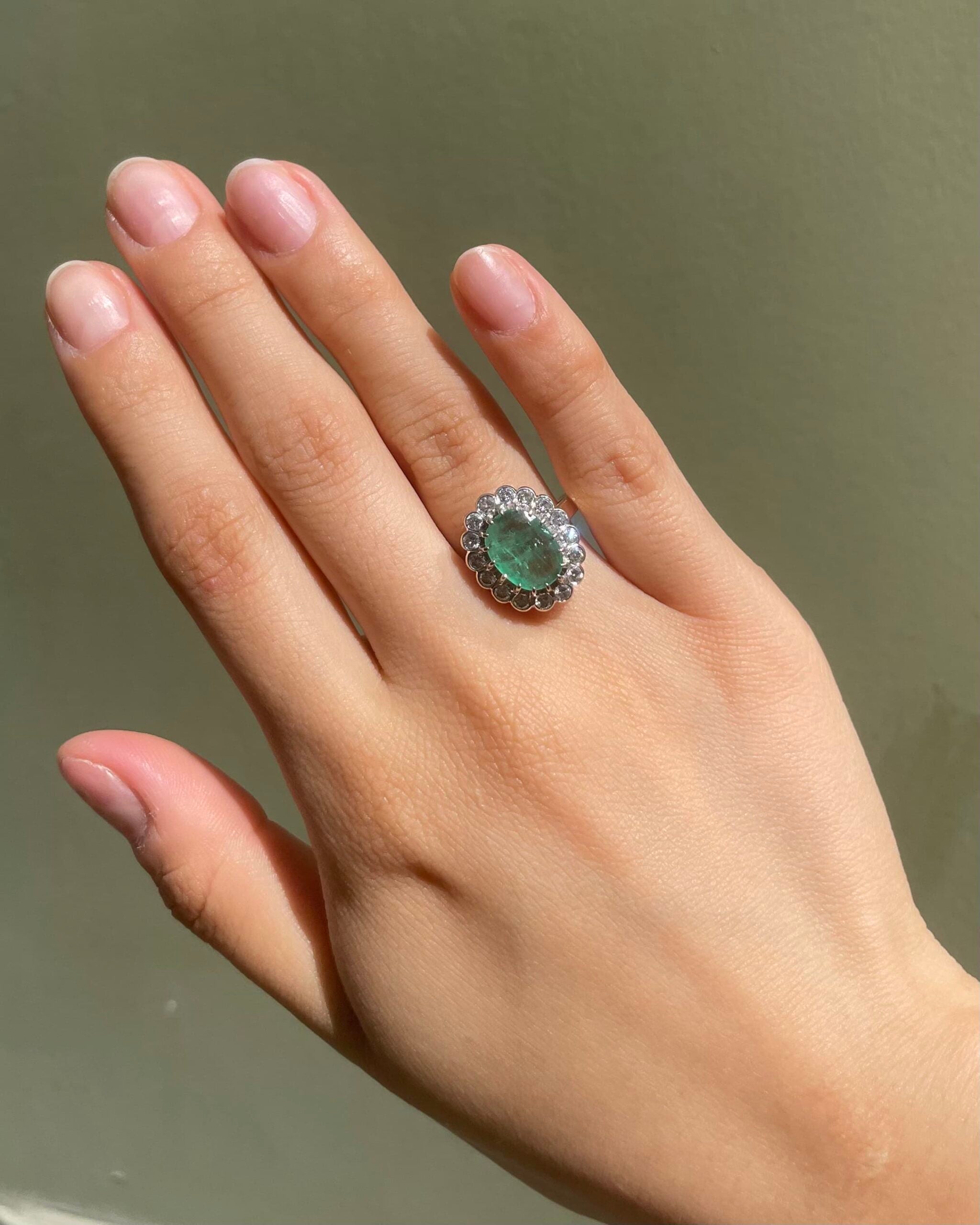 Bague Marguerite Émeraude 1.65 carat & 16 Diamants "Hanya"