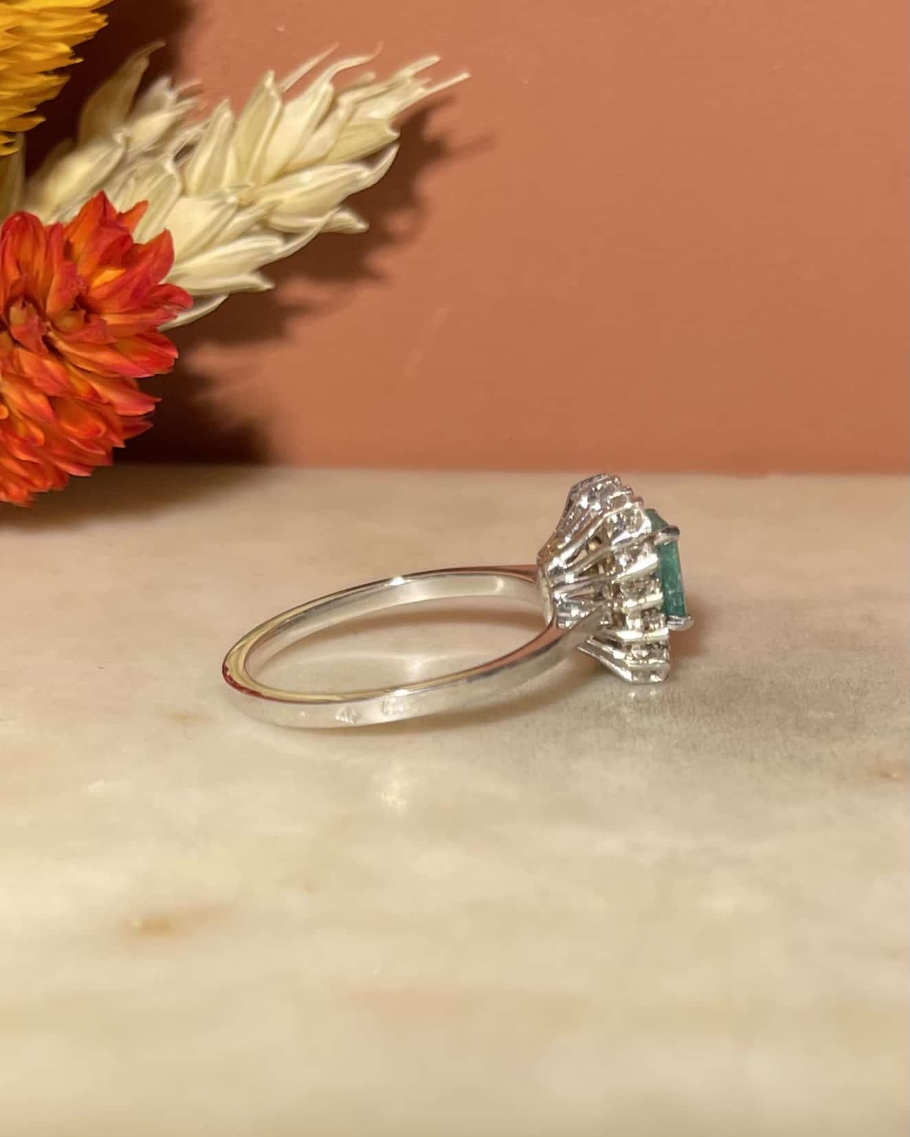 Anillo de margaritas con esmeralda y diamantes "Kaori"