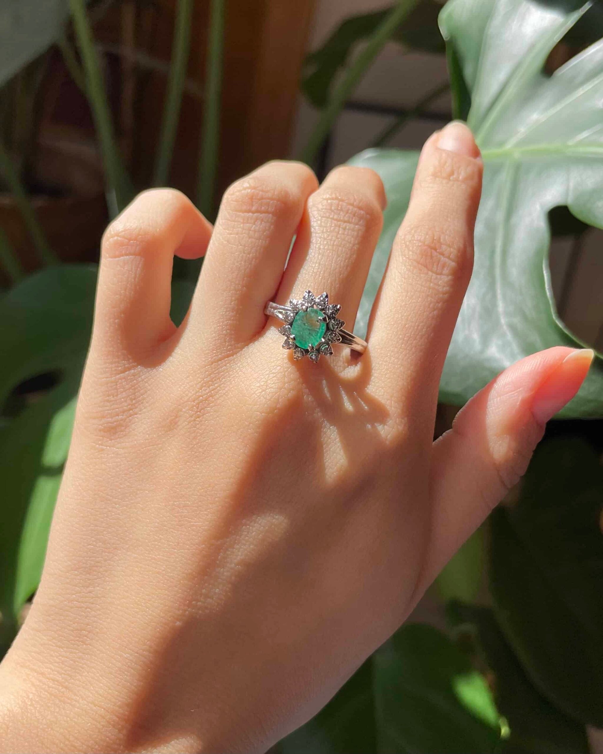 Anillo de margarita esmeralda de 0,60 quilates y 12 diamantes "Azalea"