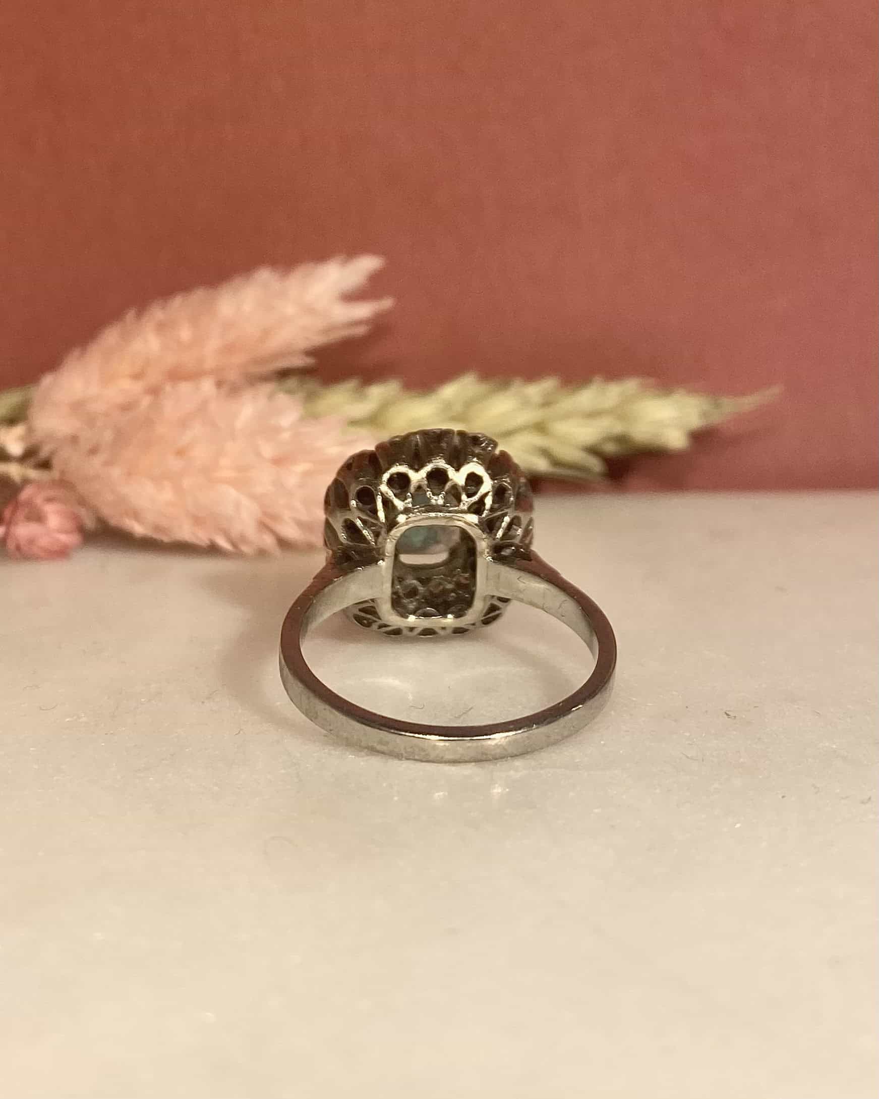 Anillo "Elsie" Daisy de 2 quilates con esmeralda y 30 diamantes