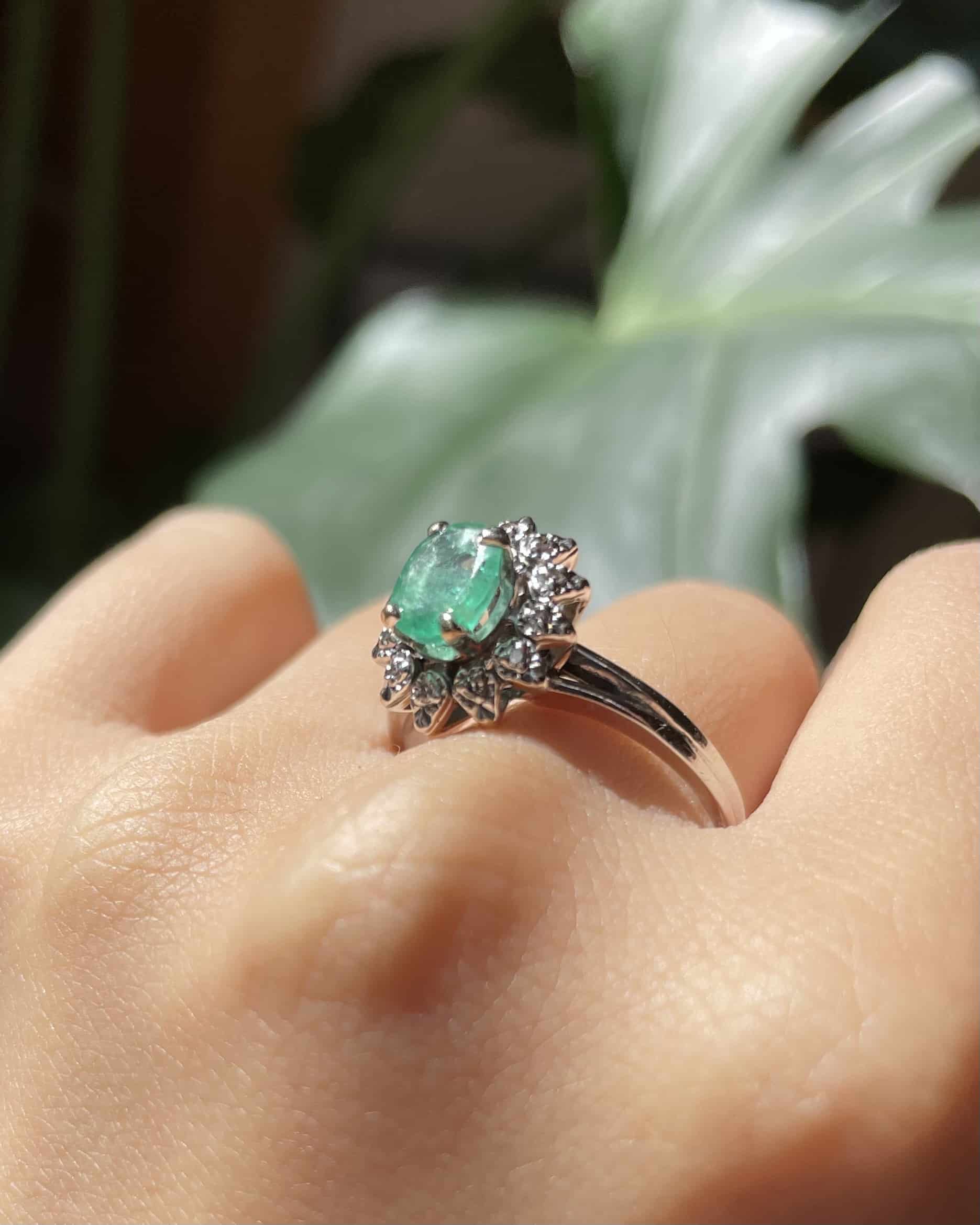 Anillo de margarita esmeralda de 0,60 quilates y 12 diamantes "Azalea"