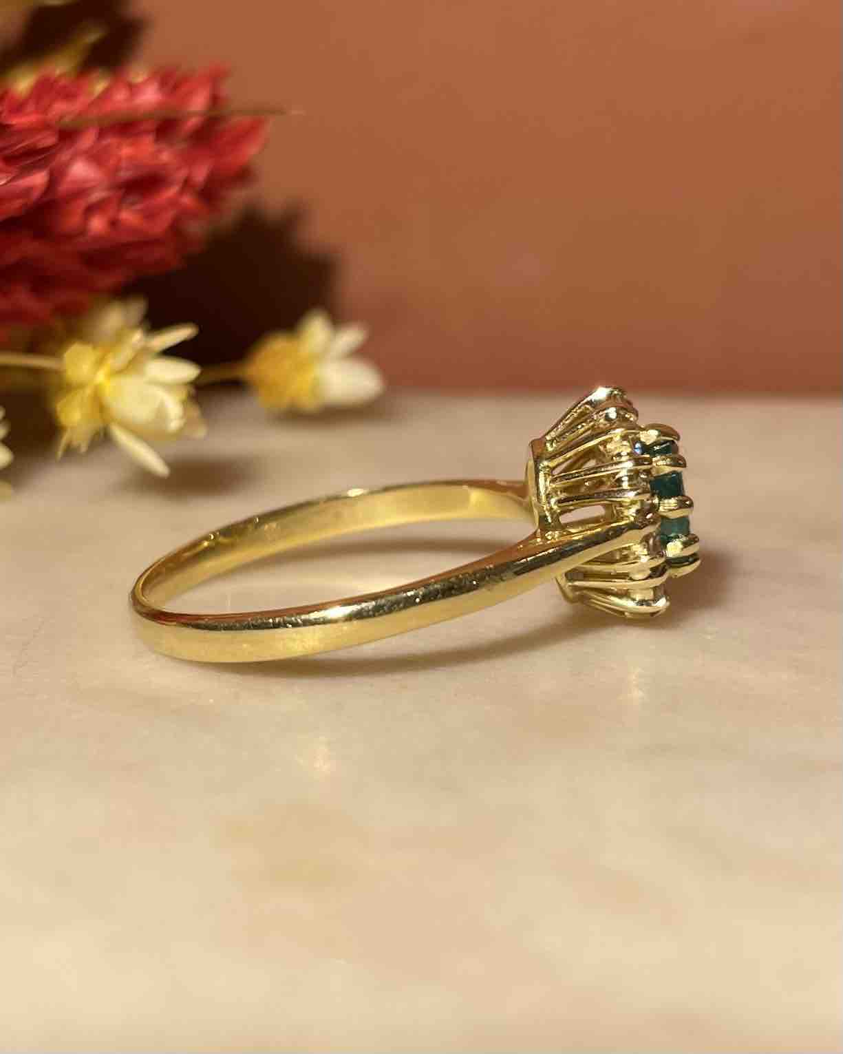 Anillo "Sonya" con margaritas de esmeralda y diamantes