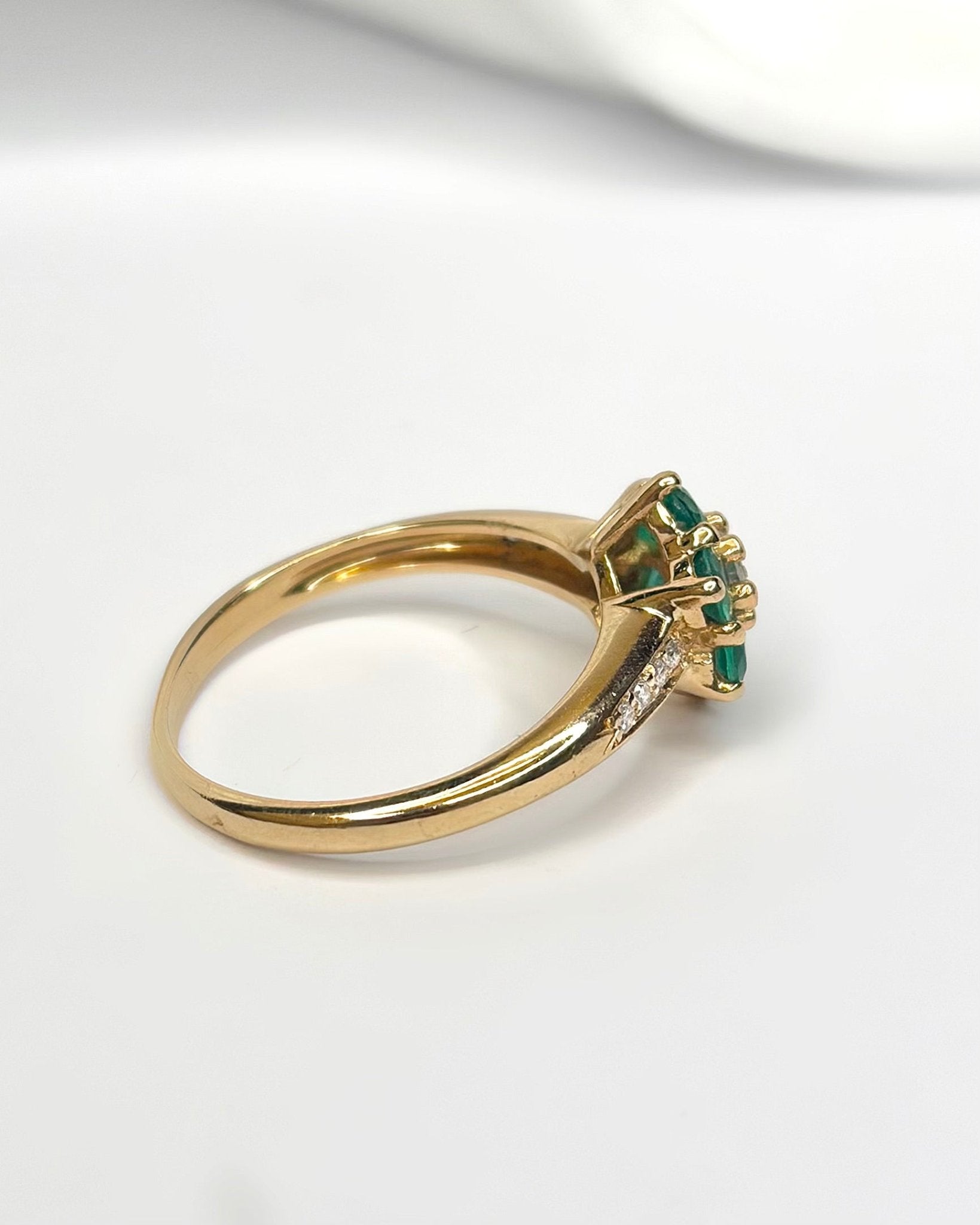 Bague Marguerite Émeraudes 0.90 carat & Diamants "Lara" - Elliade Paris