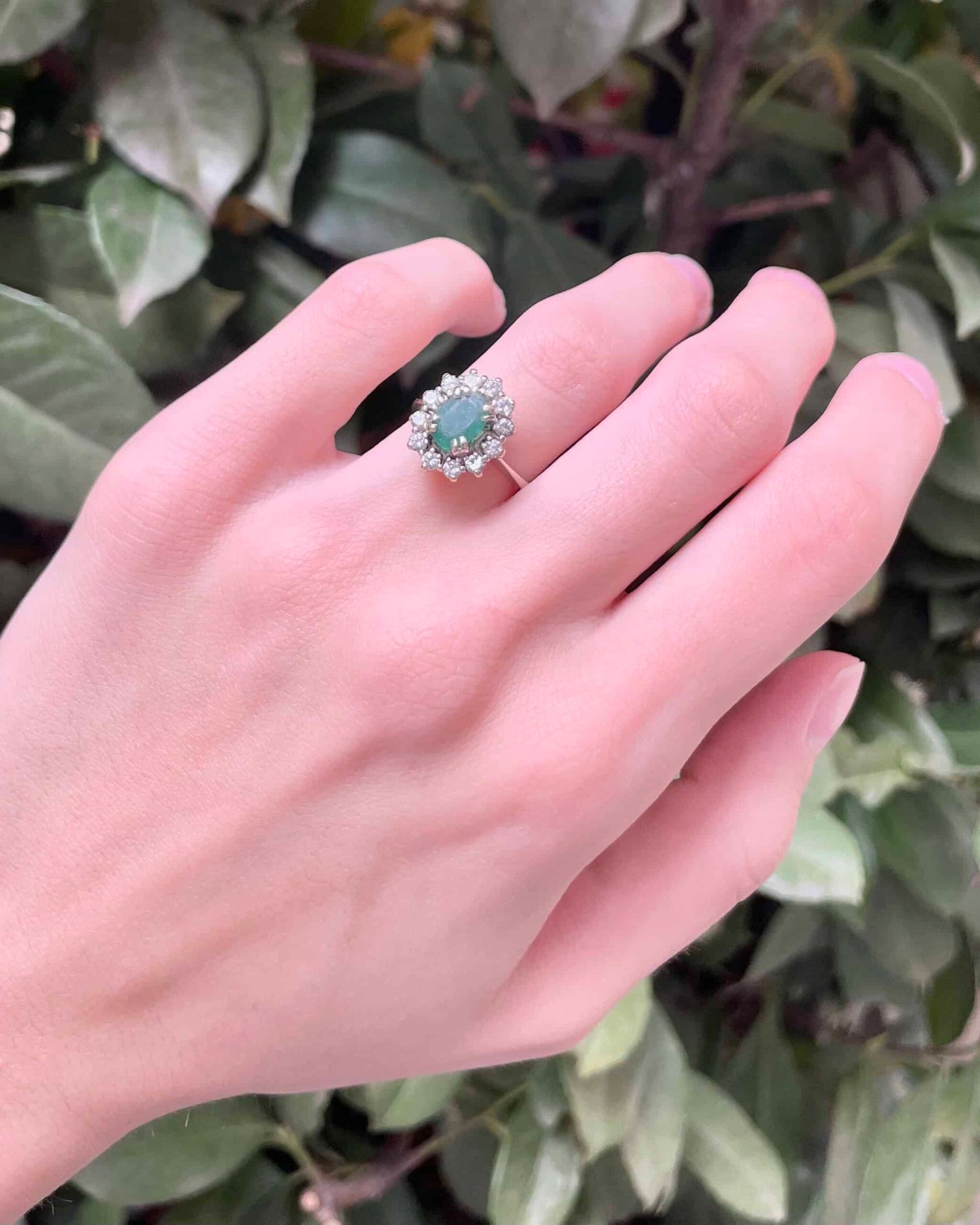 Anillo de margarita esmeralda de 0,80 quilates y 12 diamantes "Aristée"