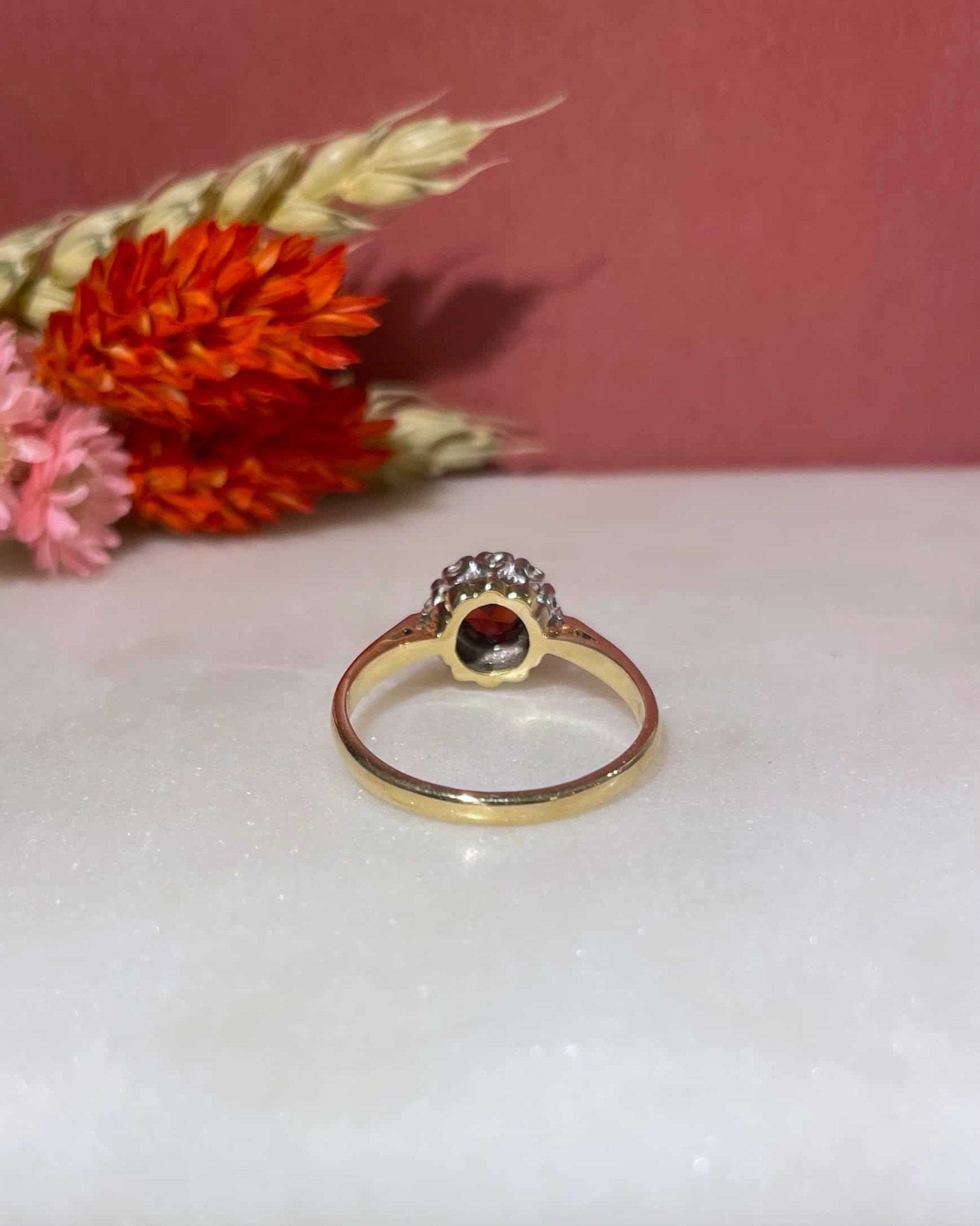 Bague Marguerite Grenat 0.70 carat & Diamants "Marianne" - Elliade Paris