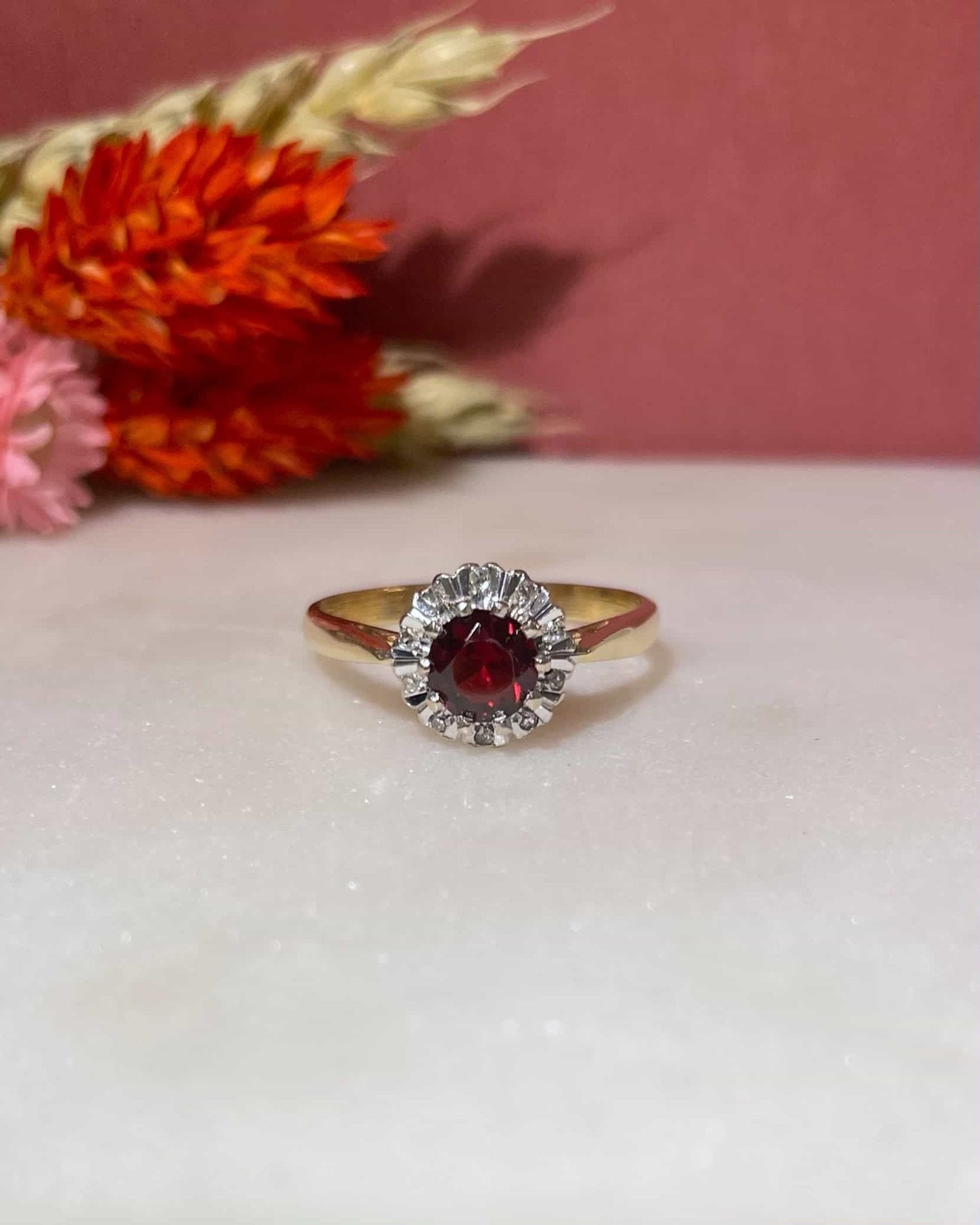 Bague Marguerite Grenat 0.70 carat & Diamants "Marianne" - Elliade Paris