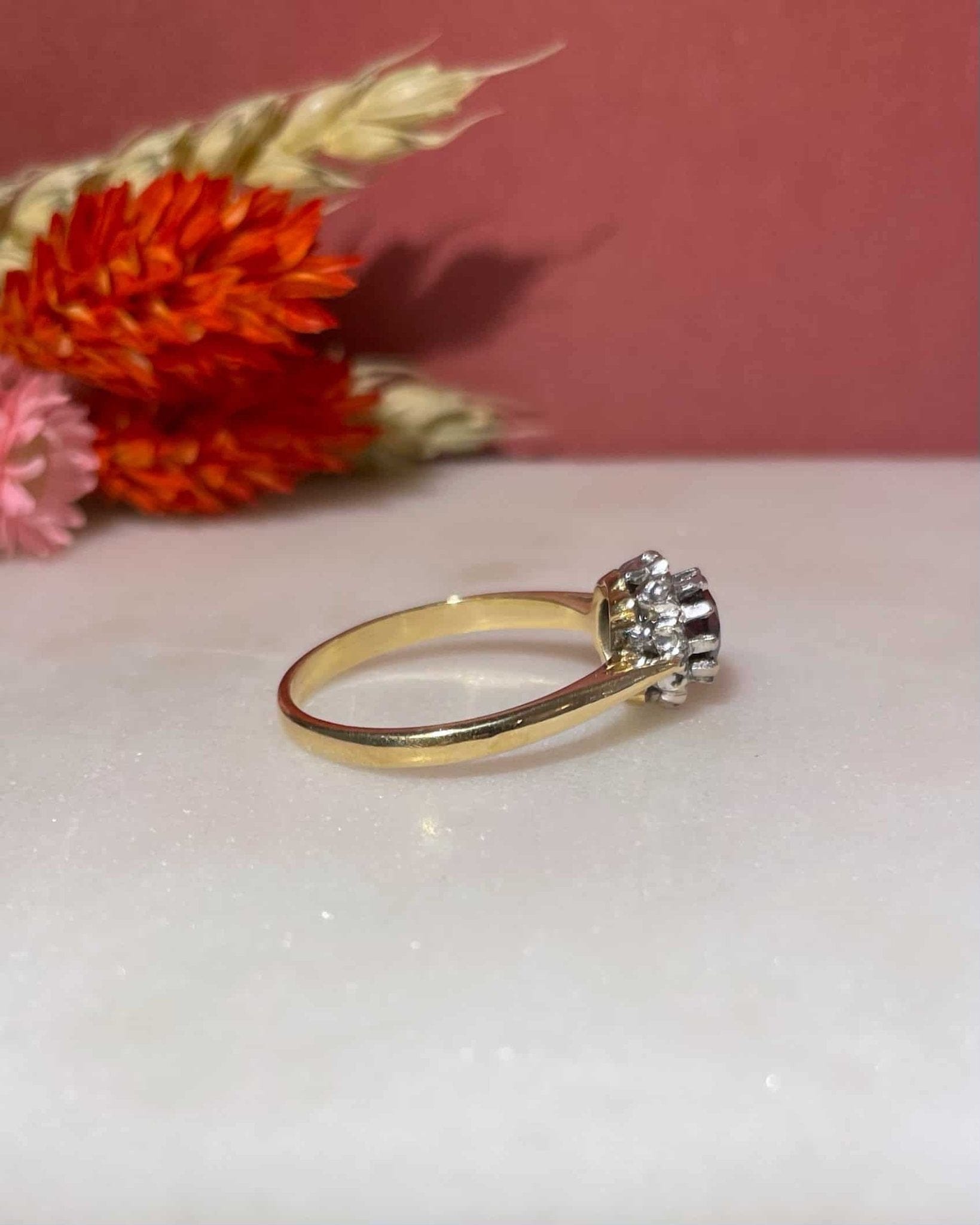 Bague Marguerite Grenat 0.70 carat & Diamants "Marianne" - Elliade Paris