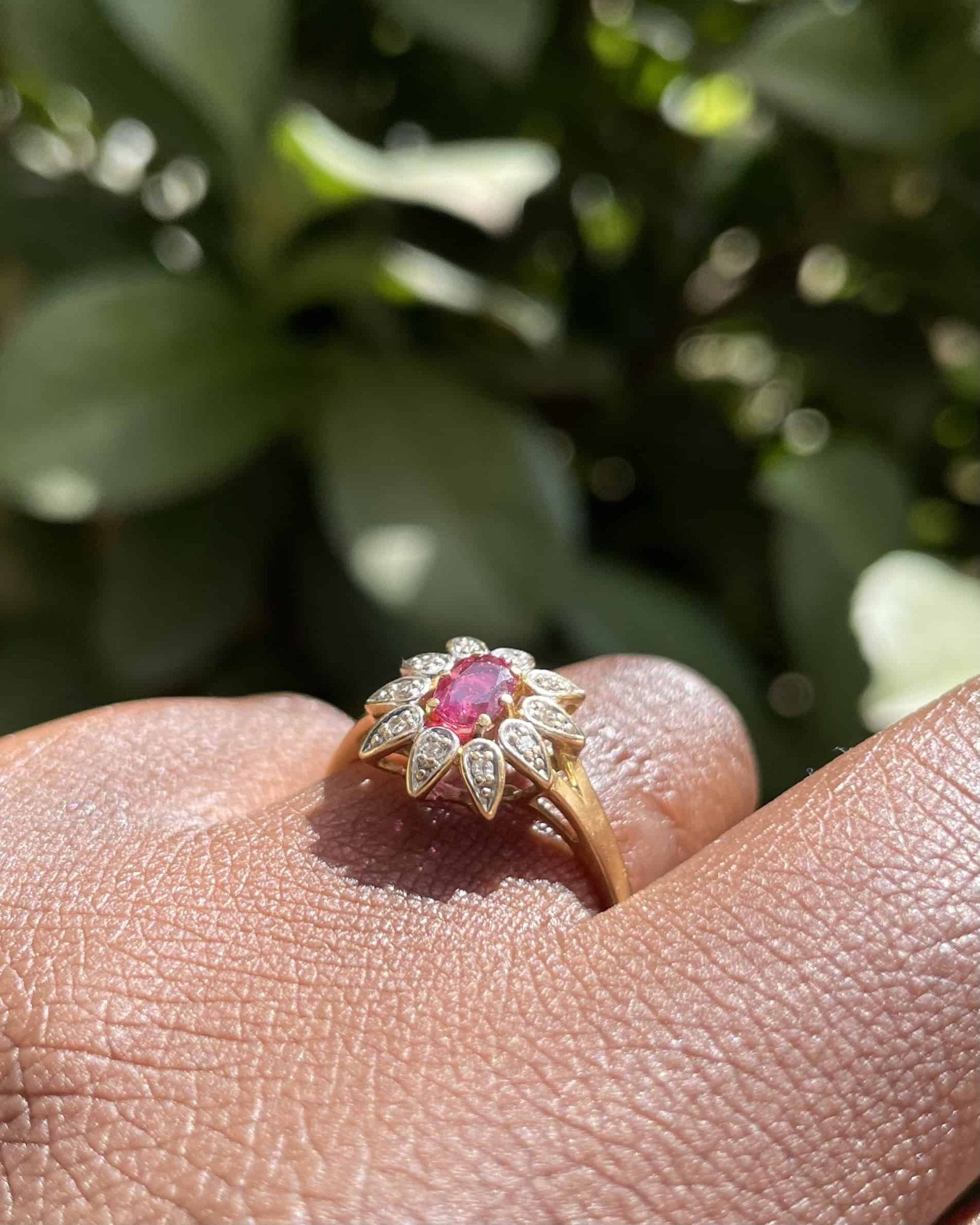 Bague Marguerite Grenat & 10 Diamants "Aubrey" - Elliade Paris