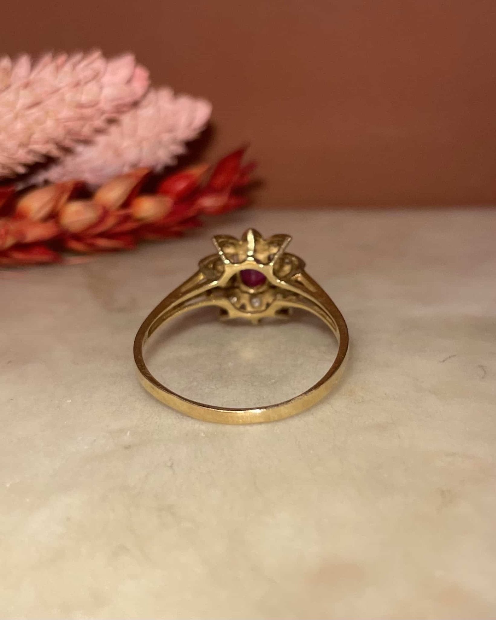 Bague Marguerite Grenat & 10 Diamants "Aubrey" - Elliade Paris