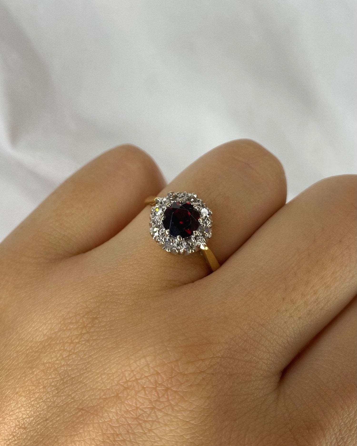 Bague Marguerite Grenat 1.05 carat & 8 Diamants "Kate" - Elliade Paris