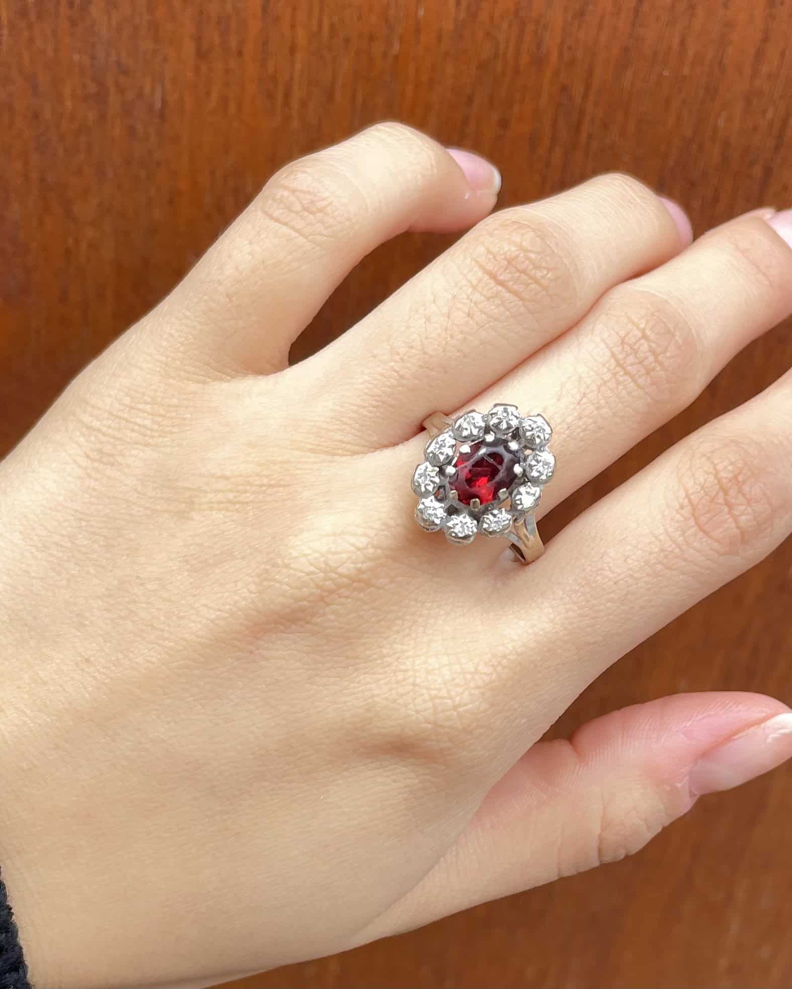 Bague Marguerite Grenat 1.20 carat & 10 Diamants "Noura" - Elliade Paris