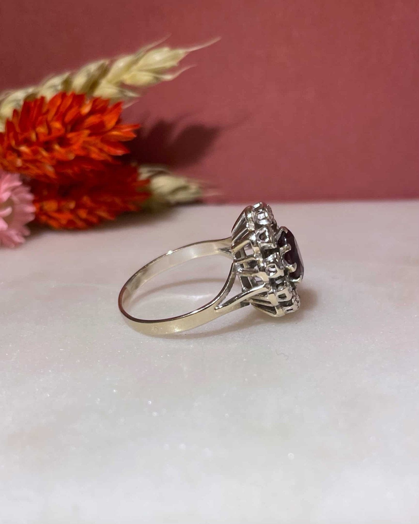 Bague Marguerite Grenat 1.20 carat & 10 Diamants "Noura" - Elliade Paris