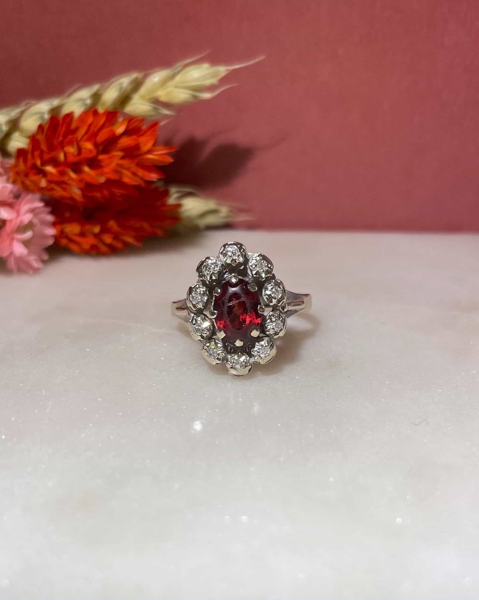 Bague Marguerite Grenat 1.20 carat & 10 Diamants "Noura" - Elliade Paris