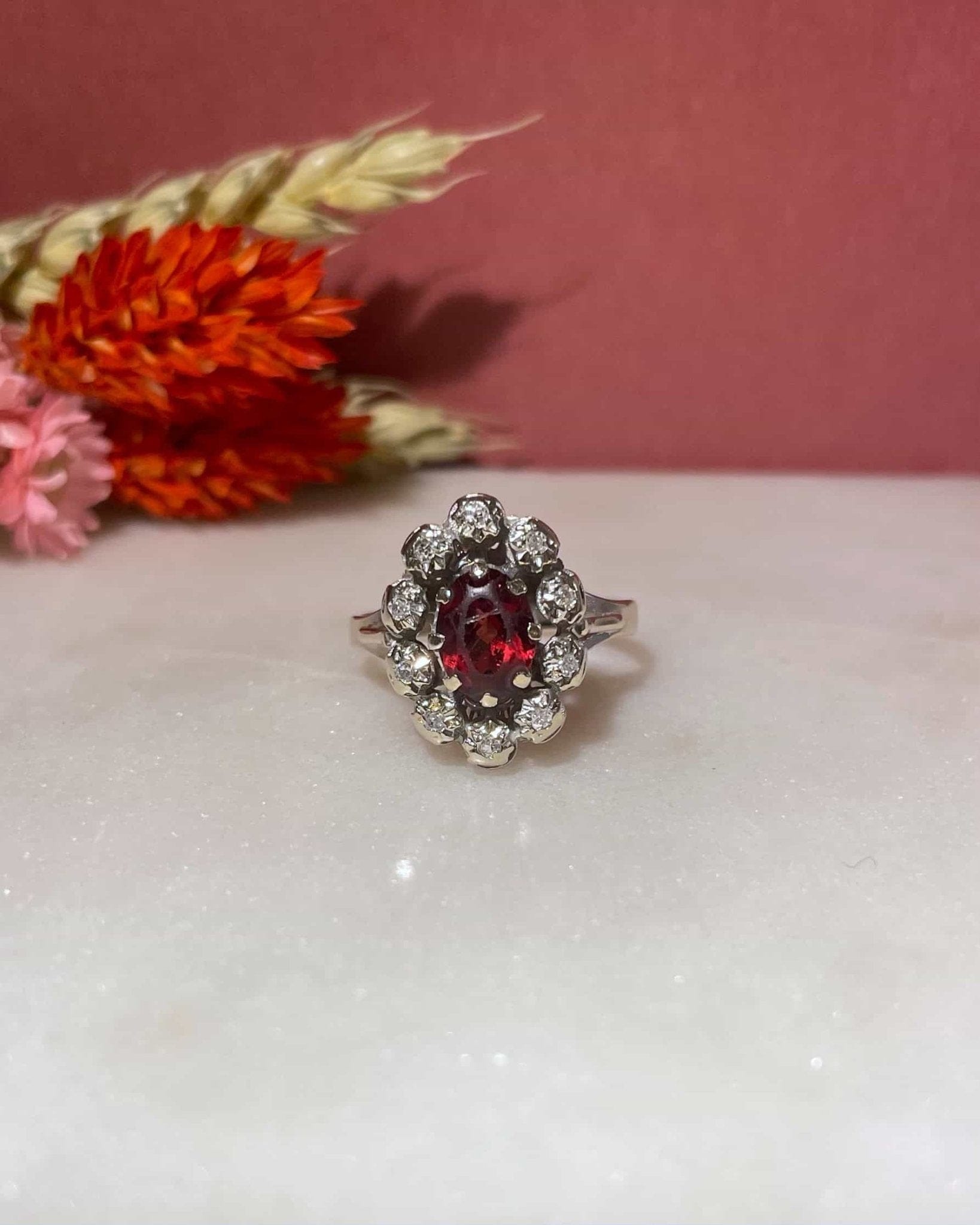 Bague Marguerite Grenat 1.20 carat & 10 Diamants "Noura" - Elliade Paris