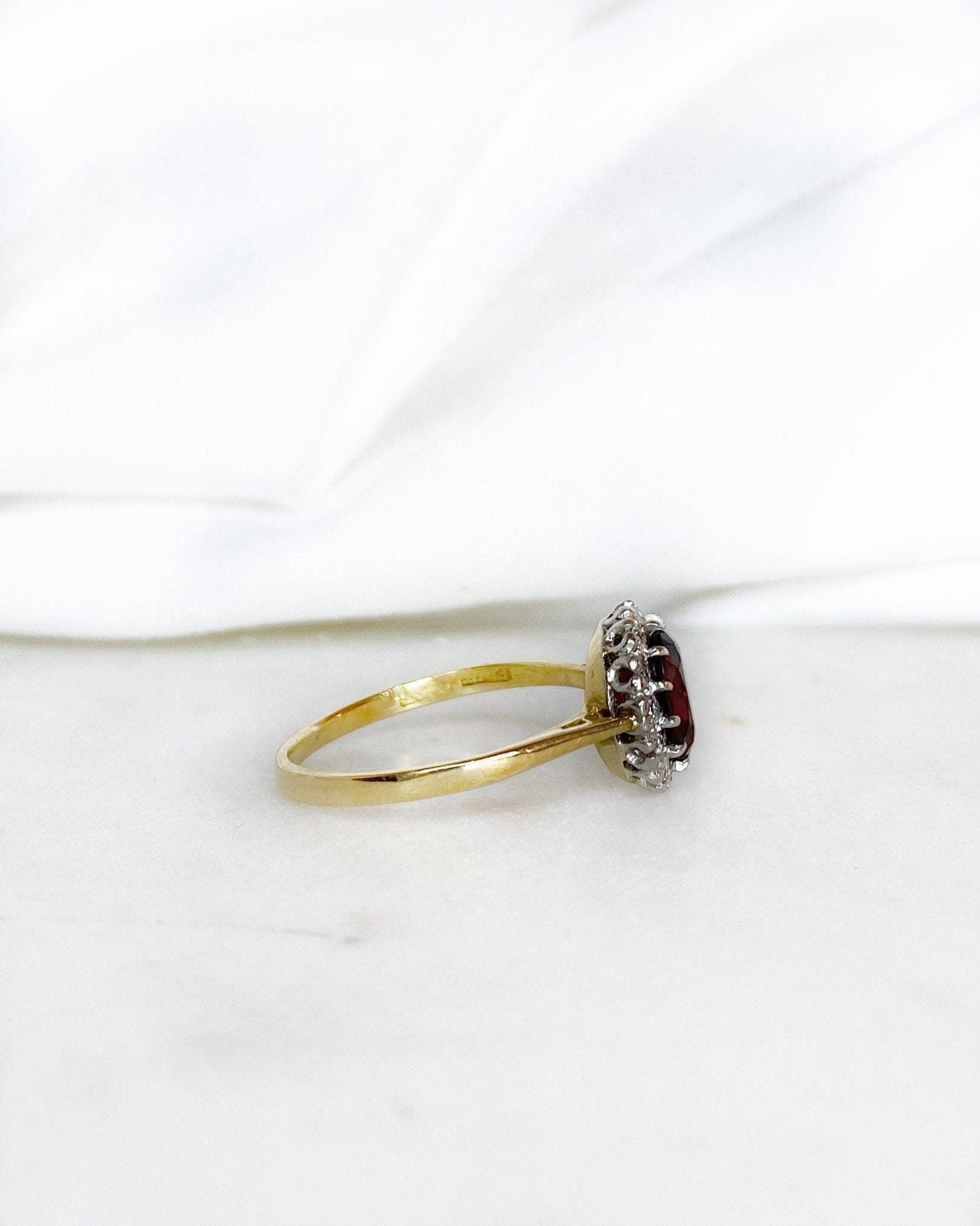 Bague Marguerite Grenat 1.45 carat & Diamants "Yaraé" - Elliade Paris