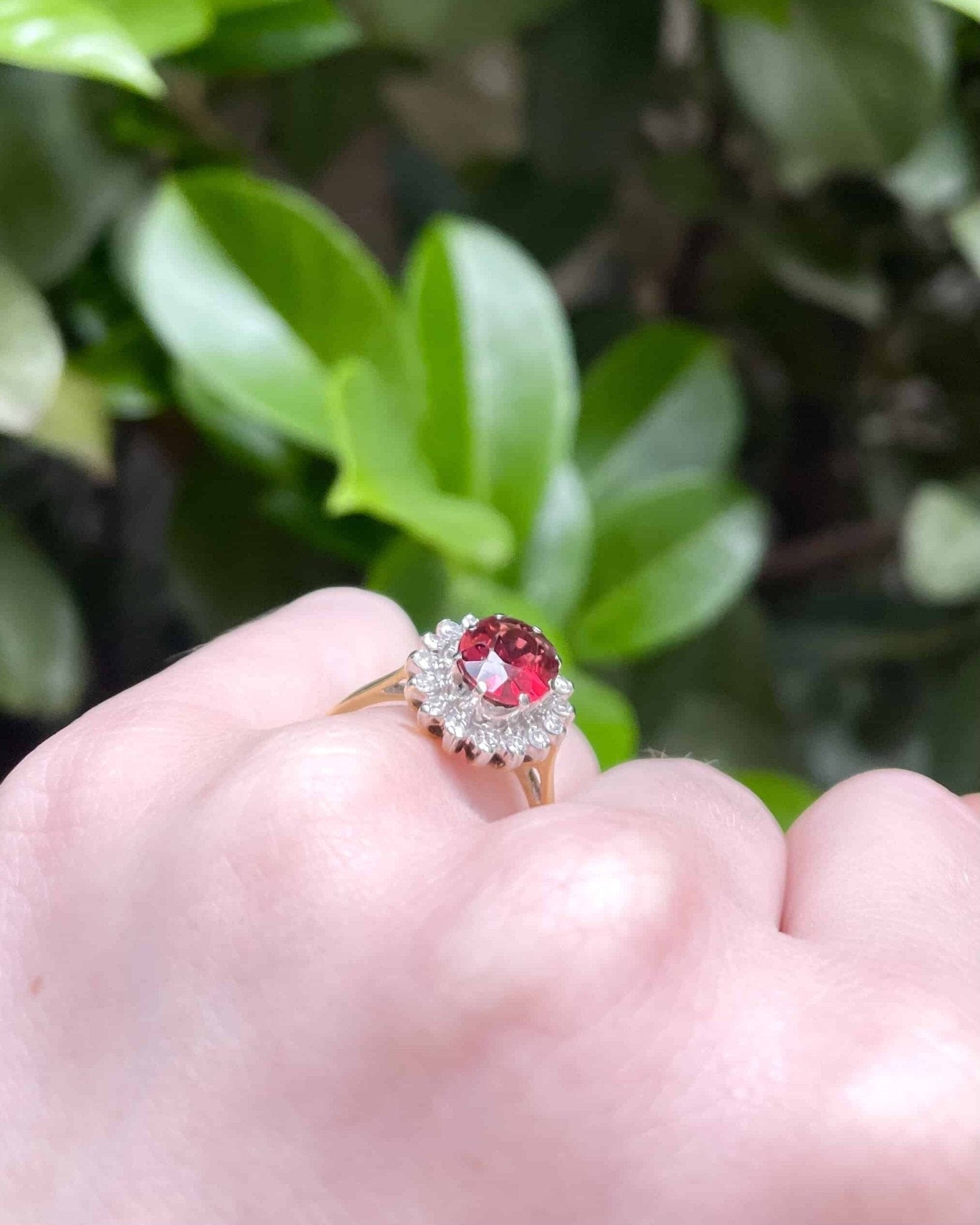 Bague Marguerite Grenat 2.10 carats & Diamants "Azylis" - Elliade Paris