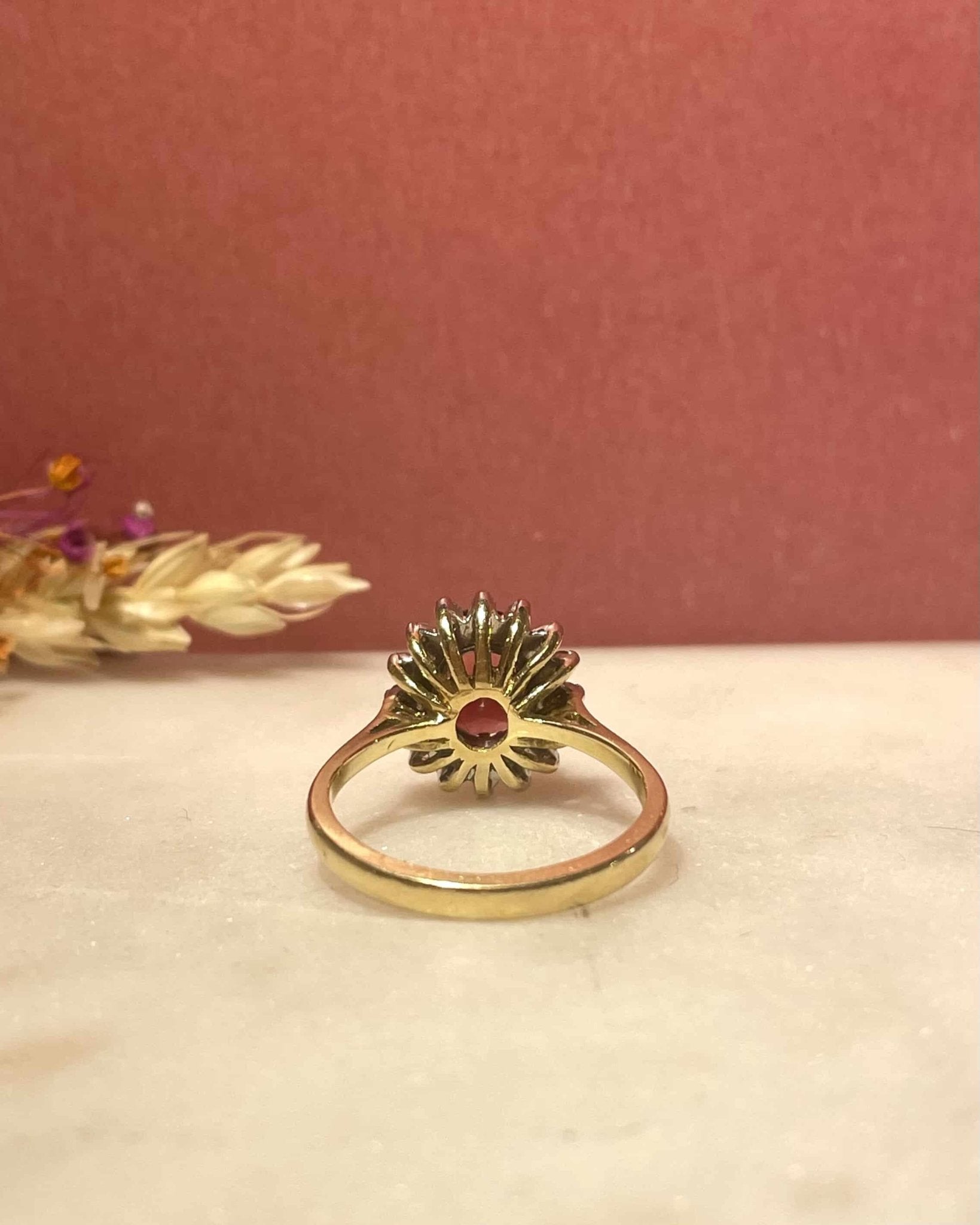 Bague Marguerite Grenat 2.10 carats & Diamants "Azylis" - Elliade Paris