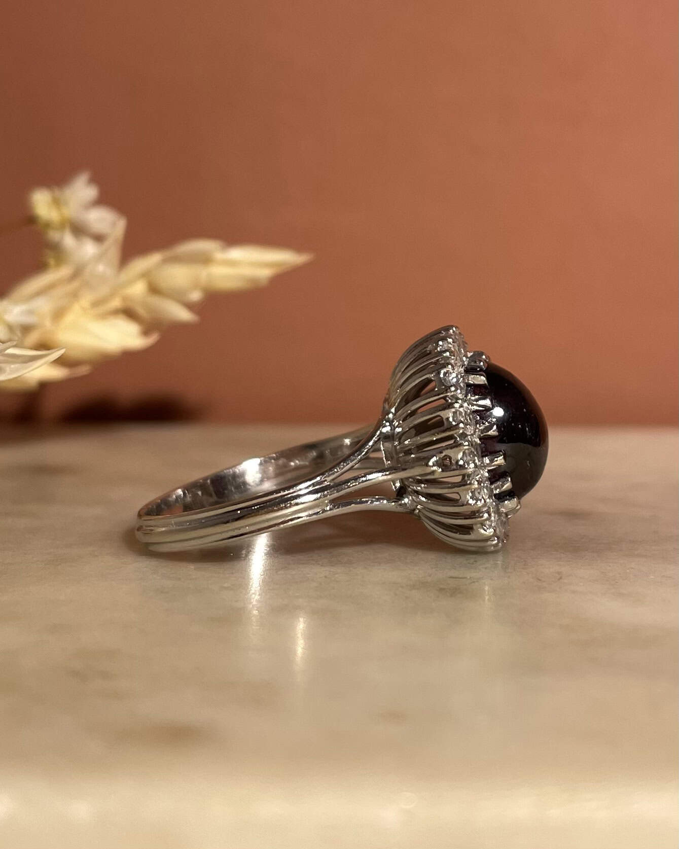 Bague Marguerite Grenat 3.85 carats & Diamants "Amel" - Elliade Paris