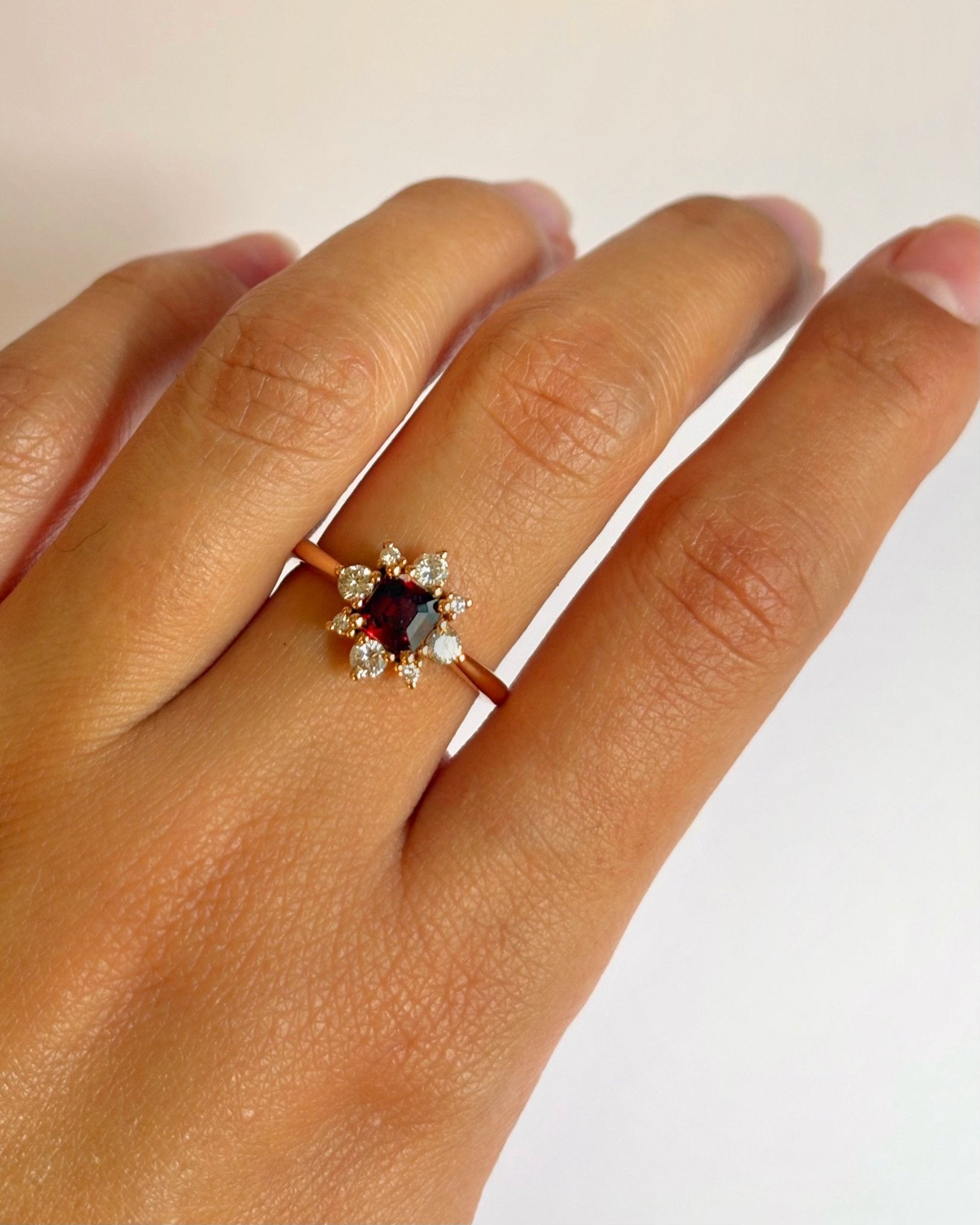 Bague Marguerite Grenat Almandin 0.66 carat & Diamants 0.32 carat "Lilou" - Elliade Paris