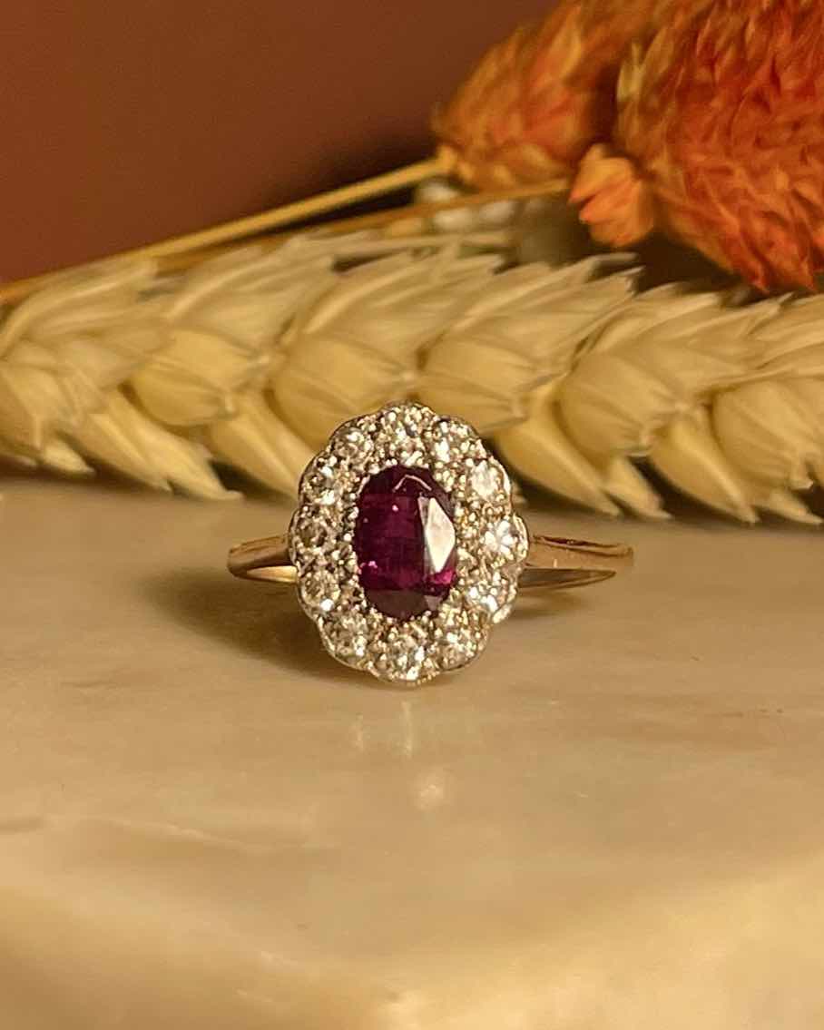 Anillo "Ally" con margaritas de granate y diamantes