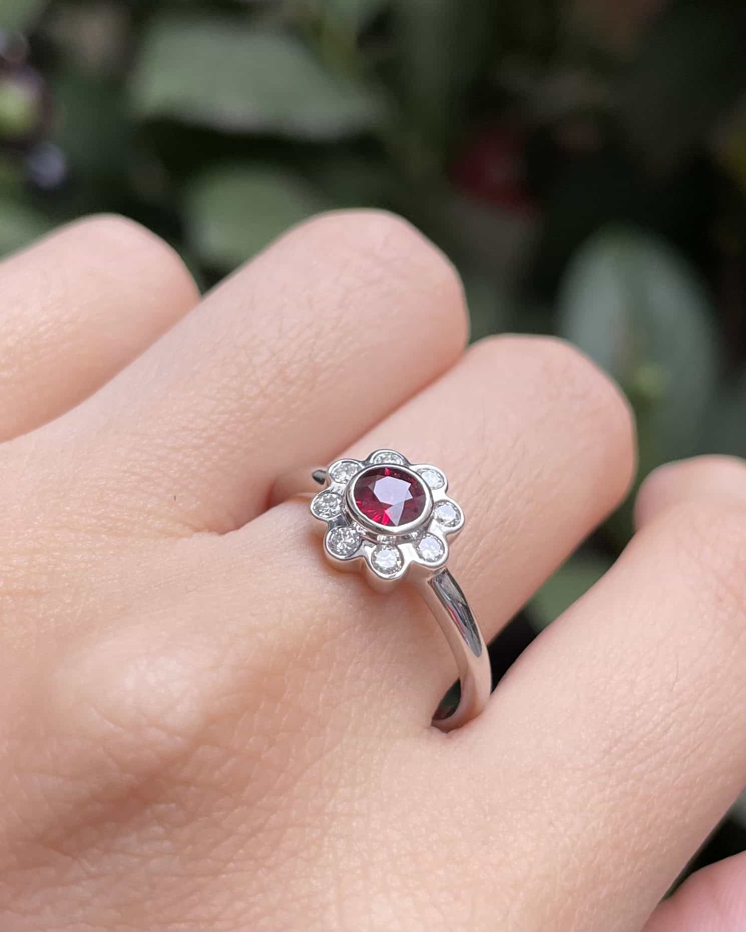 Anillo vintage de margaritas con granate y diamantes "Olivia"