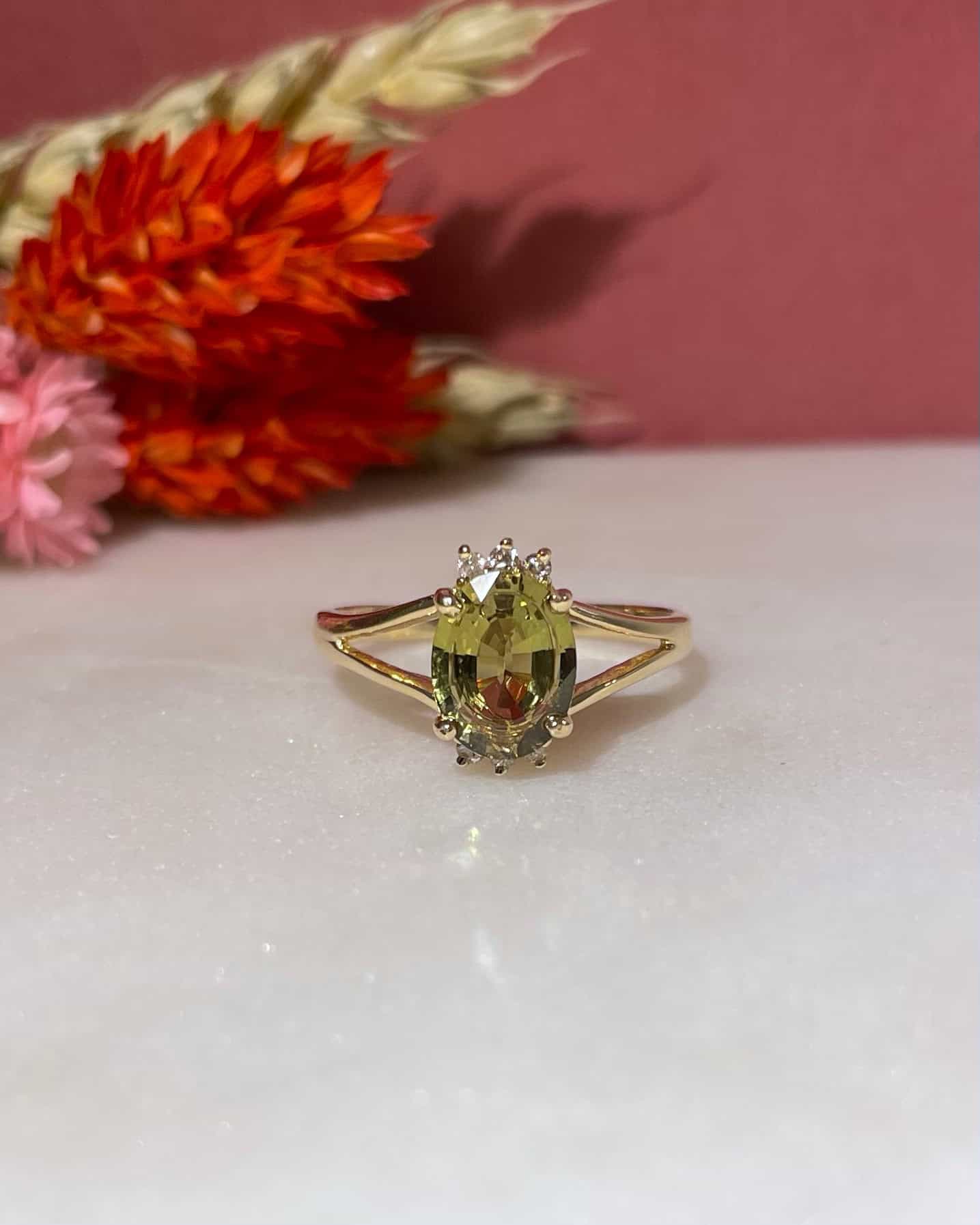 Bague Marguerite Grenat Vert 1.60 Carat & Diamants "Tiana" - Elliade Paris
