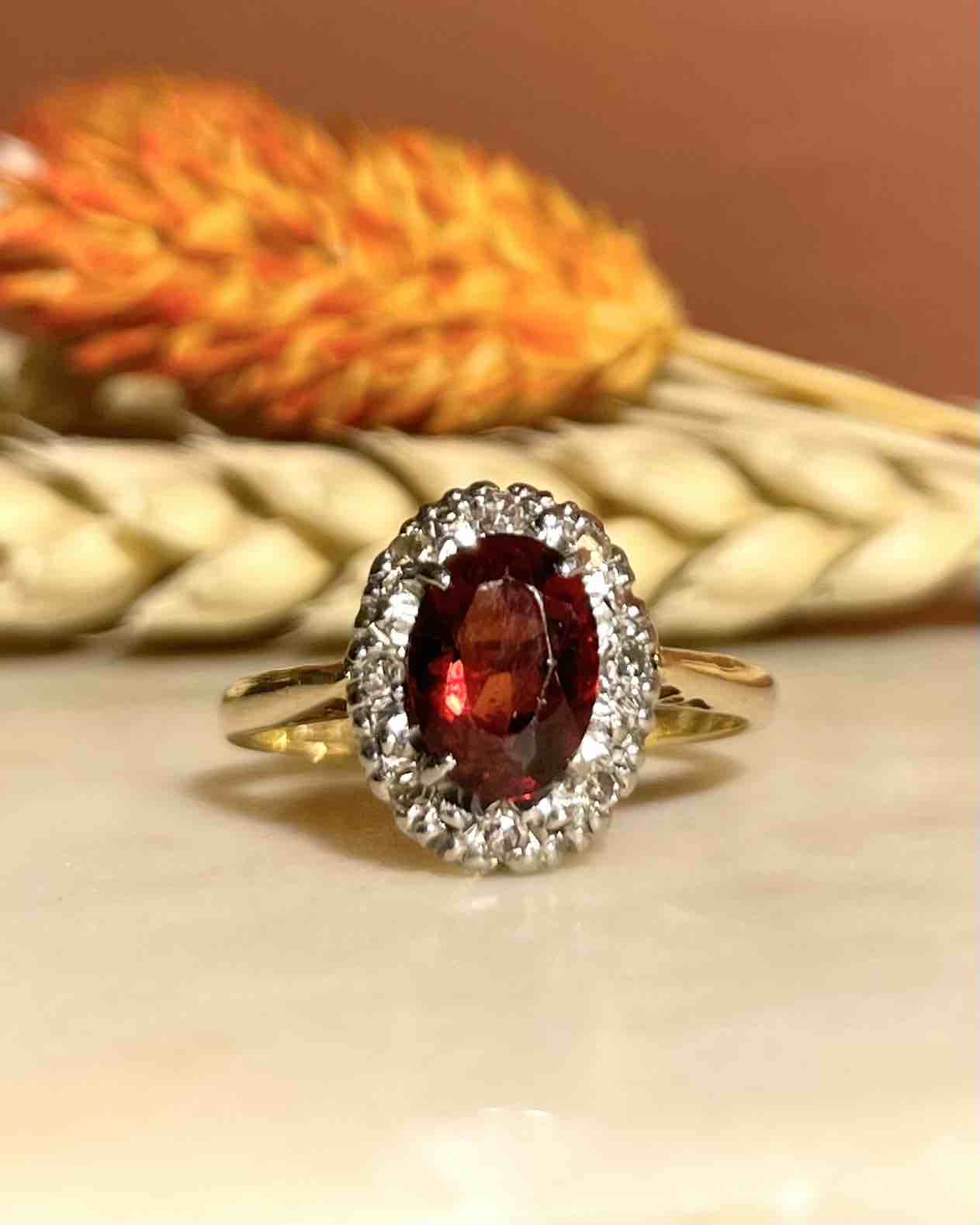 Anillo "Zoella" con margaritas de granate y diamantes