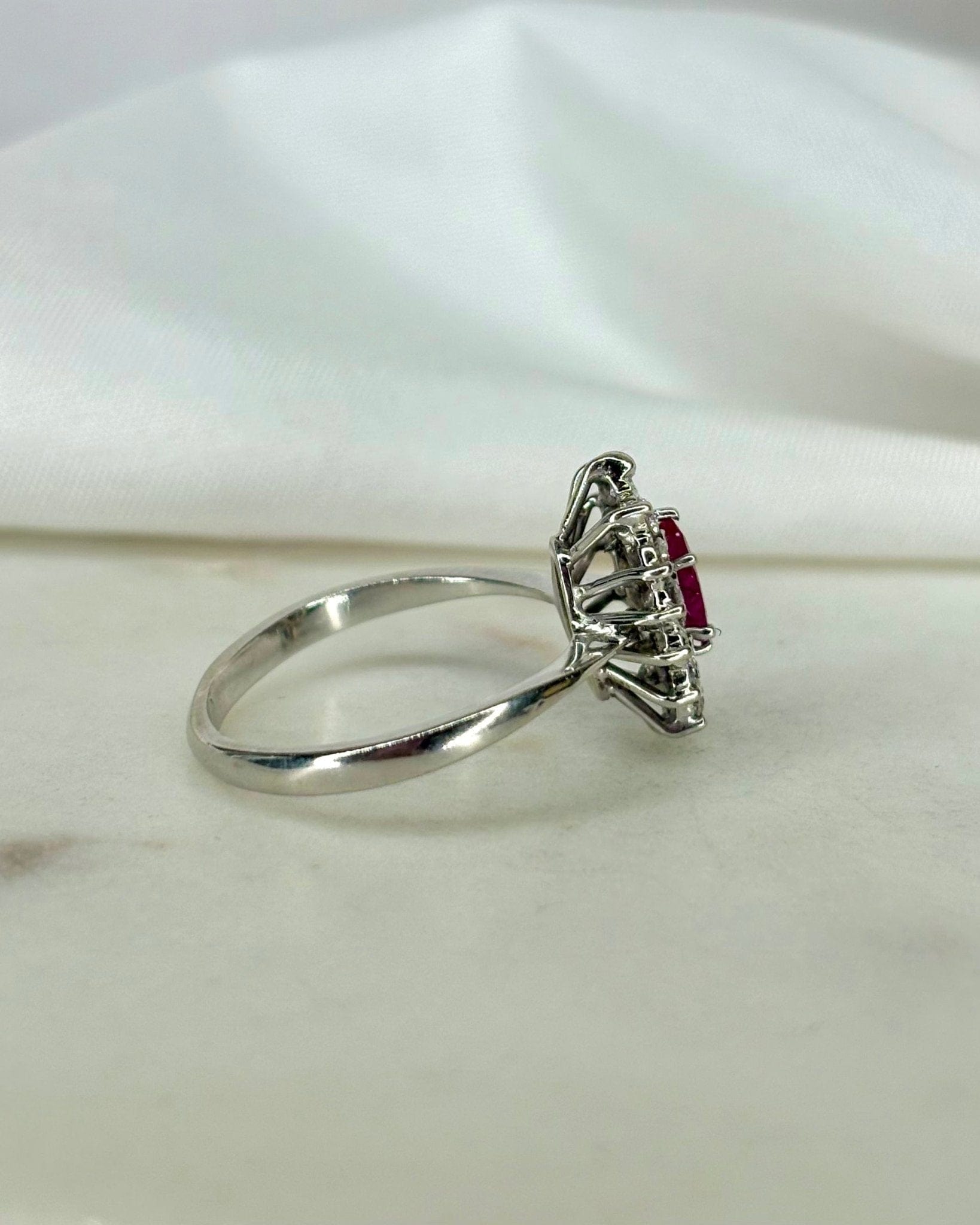 Bague Marguerite Marquise Rubis 0.56 carat & Diamants 0.42 carat "Victoire" - Elliade Paris