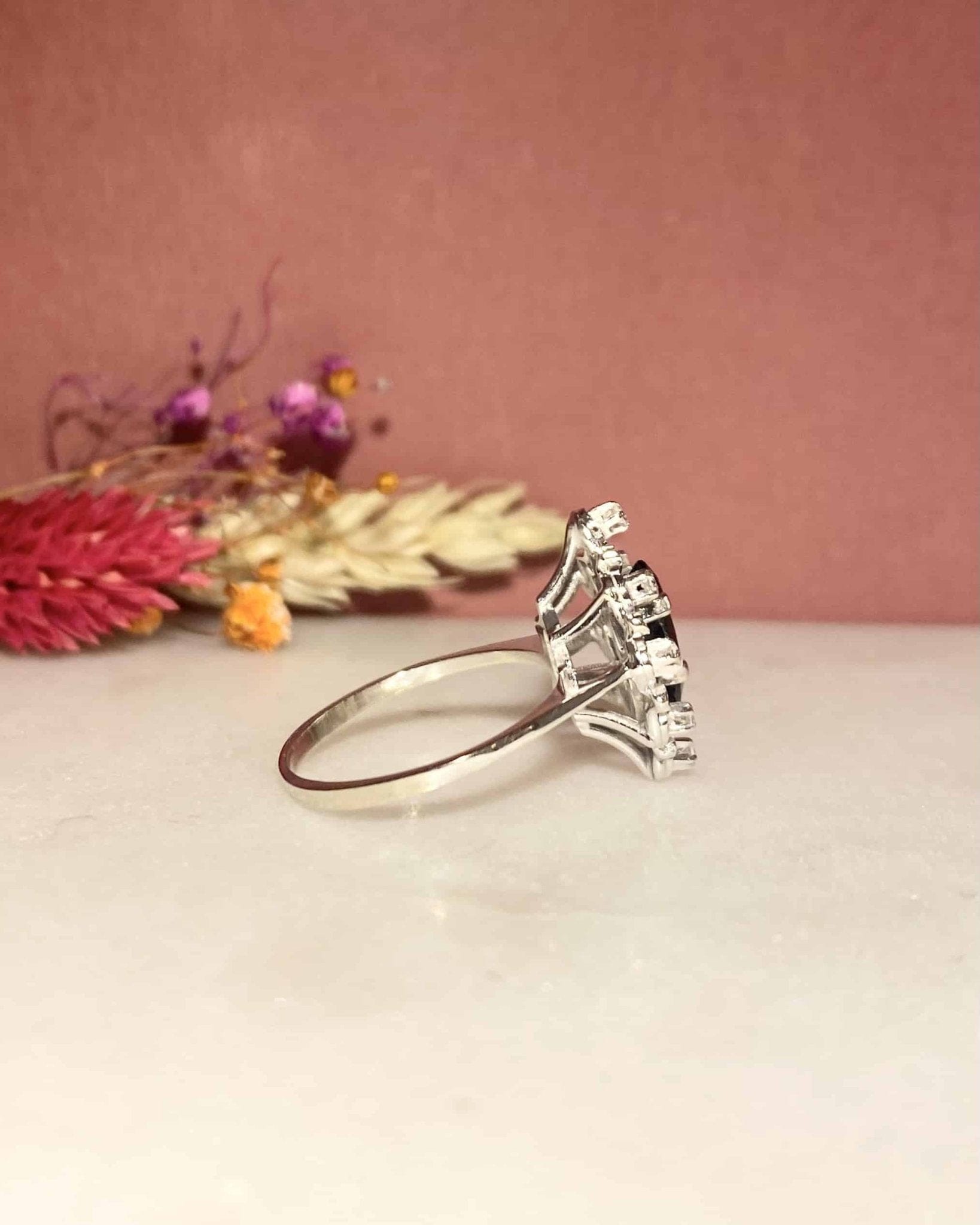 Bague Marguerite Marquise Saphir 0.75 carat & Diamants "Roxanne" - Elliade Paris